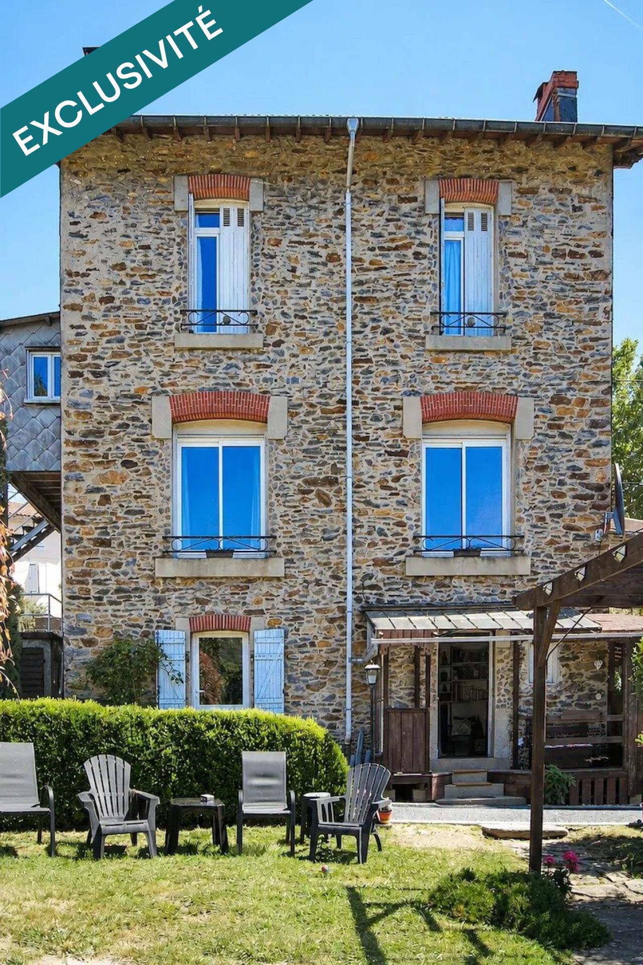 Maison en pierre, rénovée, avec terrain attenant, dépendances et piscine