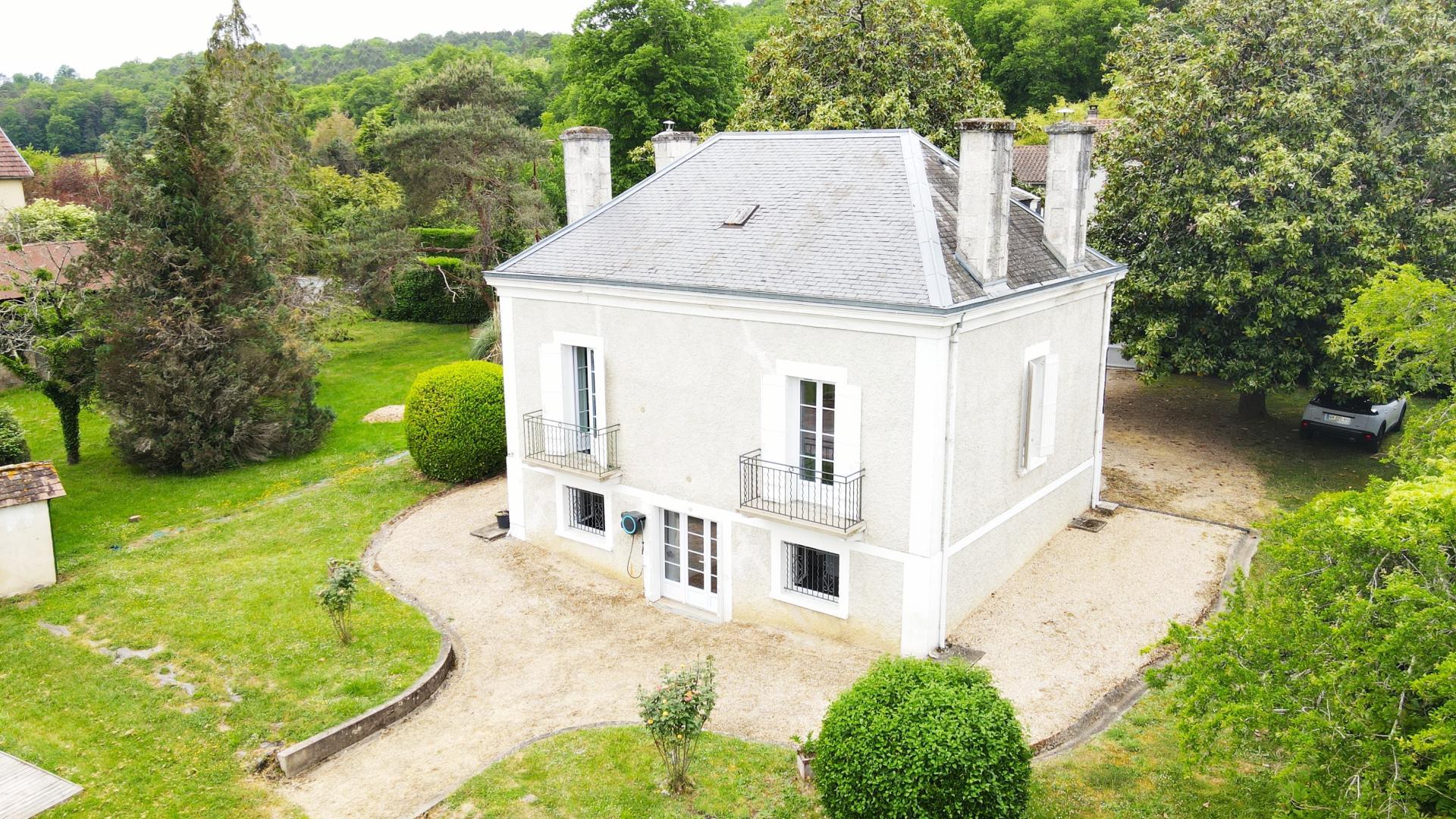 Propriété de 4 chambres et un bureau sur 2700 m2