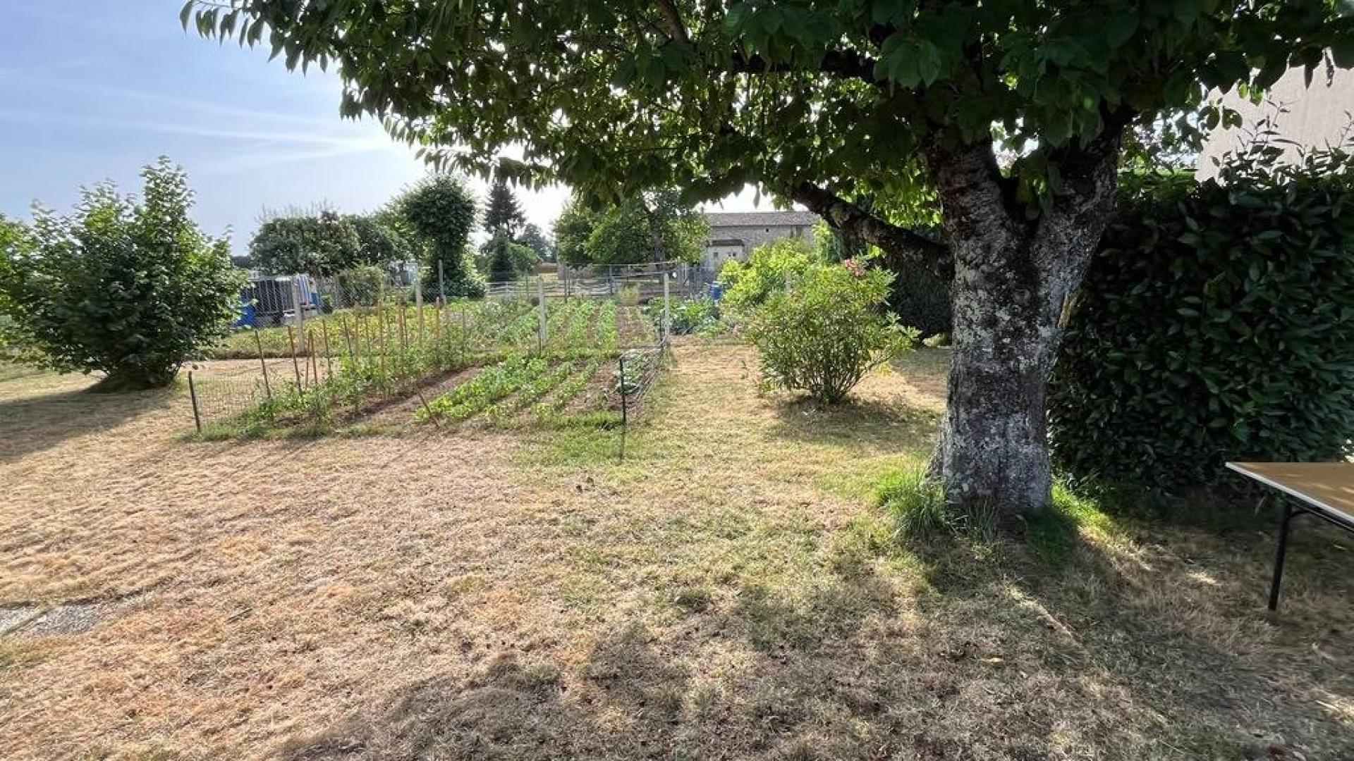 Mobil home avec assainissement, garage et jardin · à Les Adjots · 54 000 €