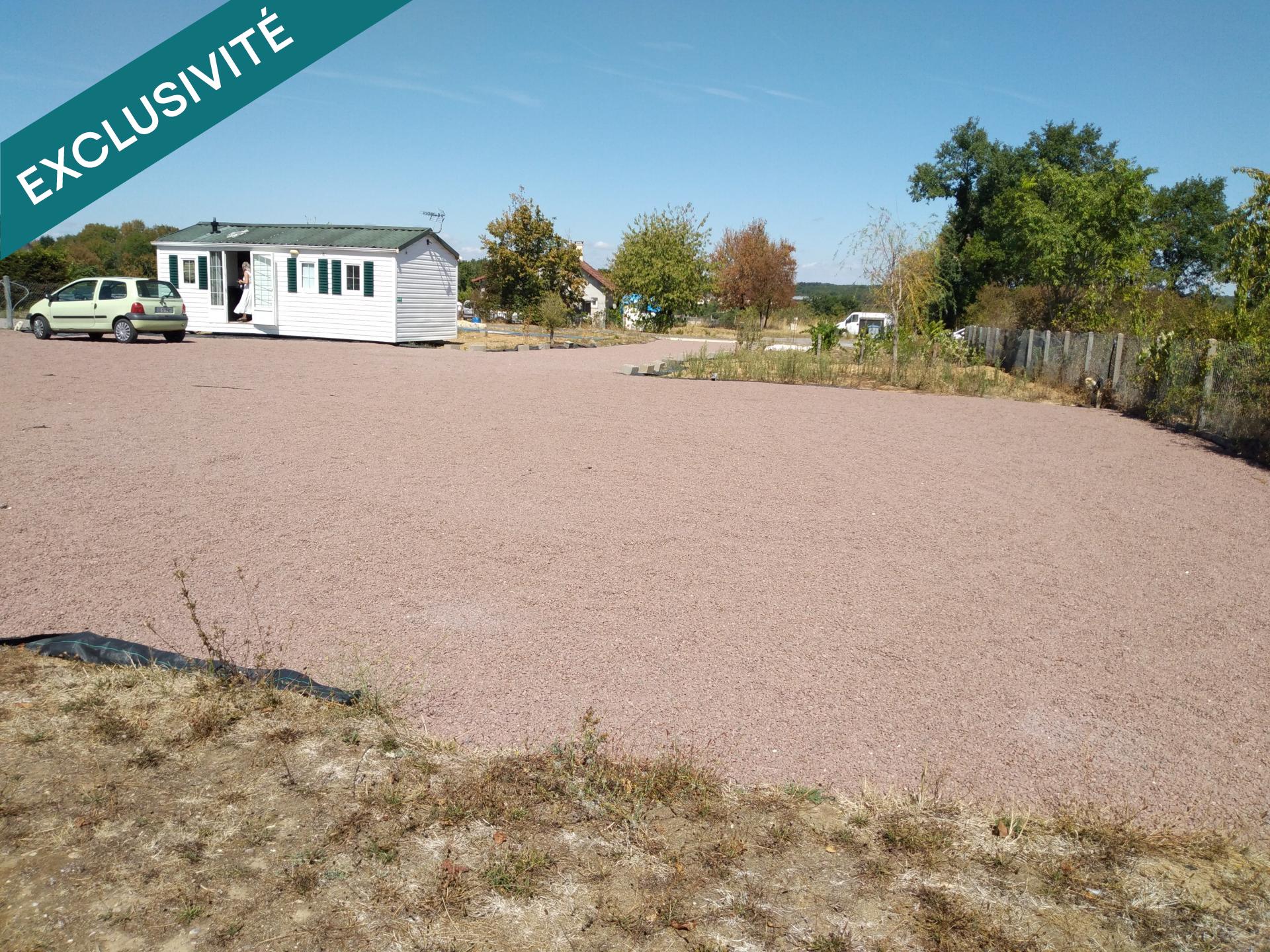 Terrain constructible viabilisé (eau et électricité déjà présents sur plusieurs secteurs du terrain)