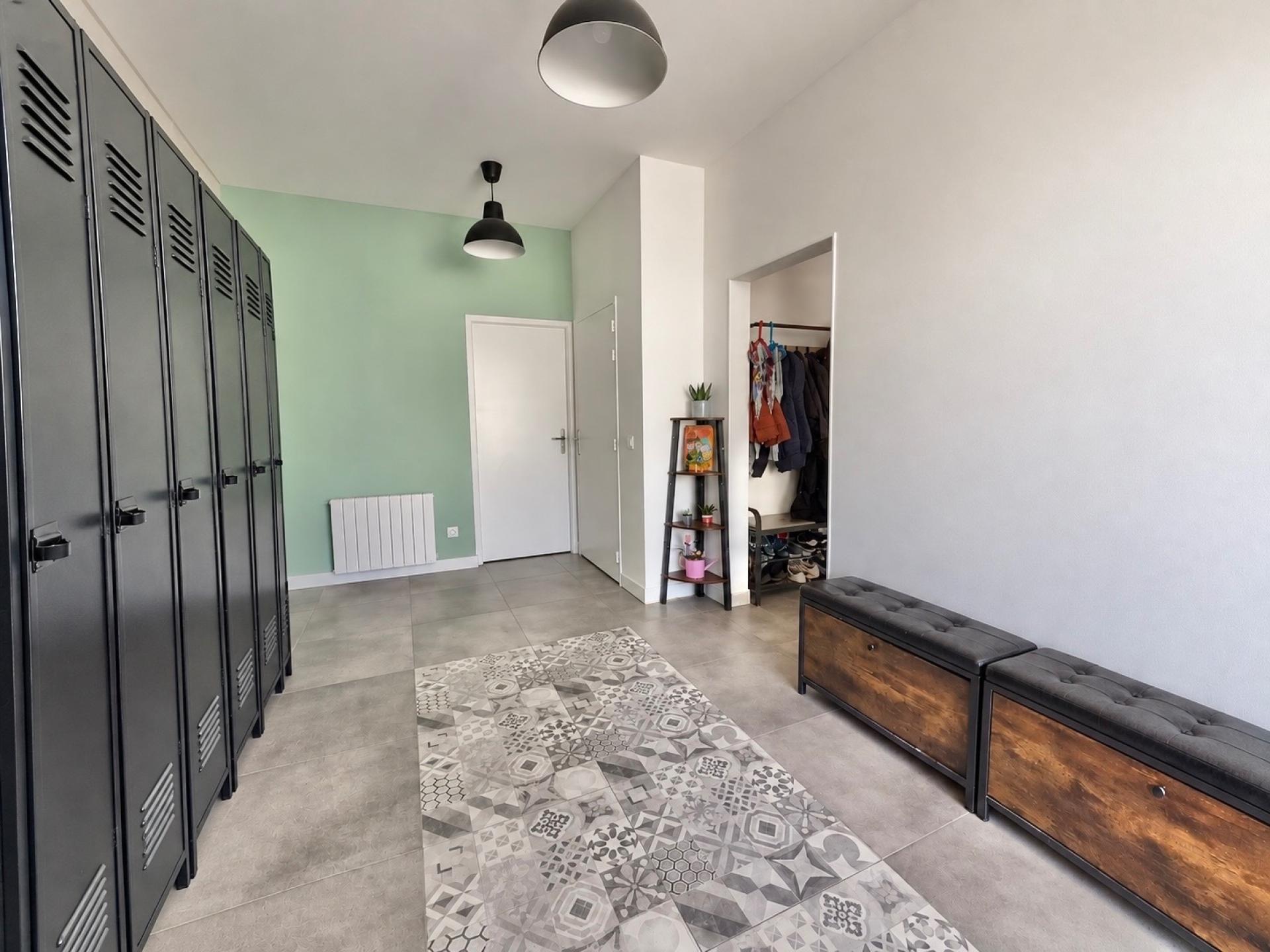 Photo 4 of the listing.