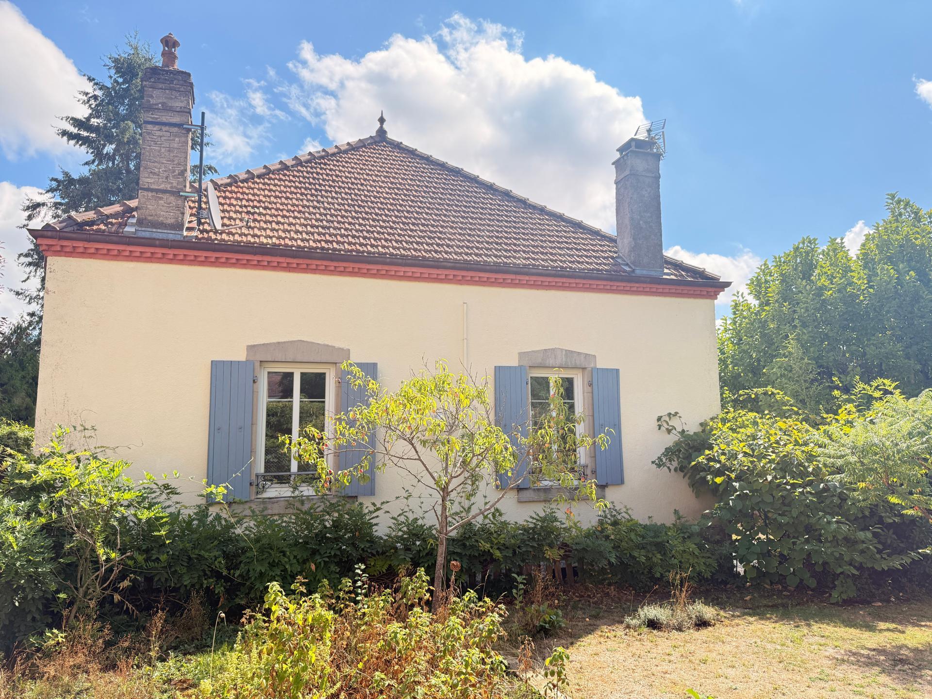 Maison ancienne de 148 m2, 2 ch, bureau, garage et jardin