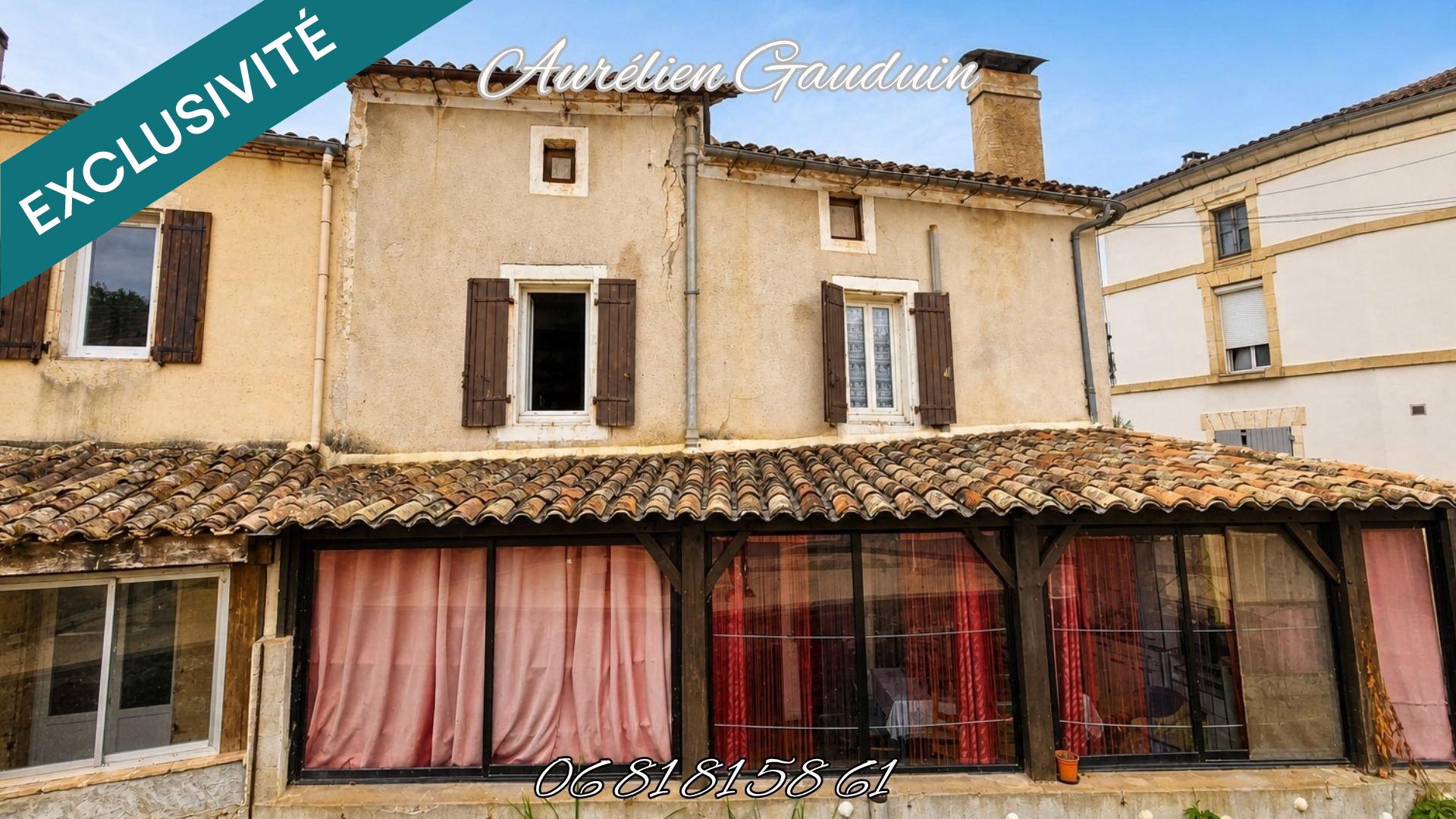 Maison de ville en pierre à Salles