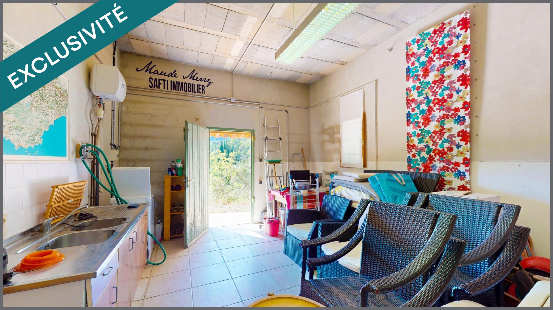 Position dominante - villa de 40 m2 habitable - garage et pièce indépendants d'une surface d'environ 20 m2 chacun - piscine - terrain de 3000 m2 en pente