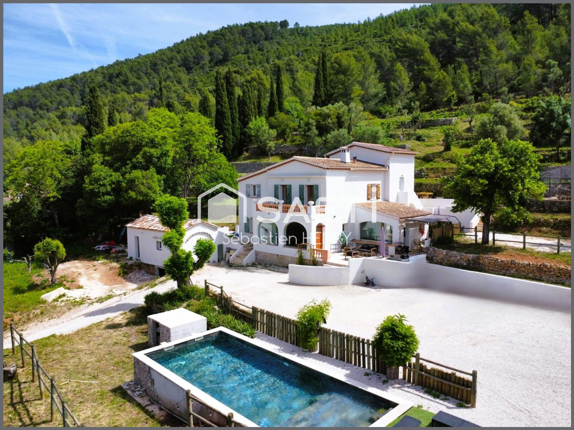 Grande maison et trois appartements sur un terrain de 24000m²
