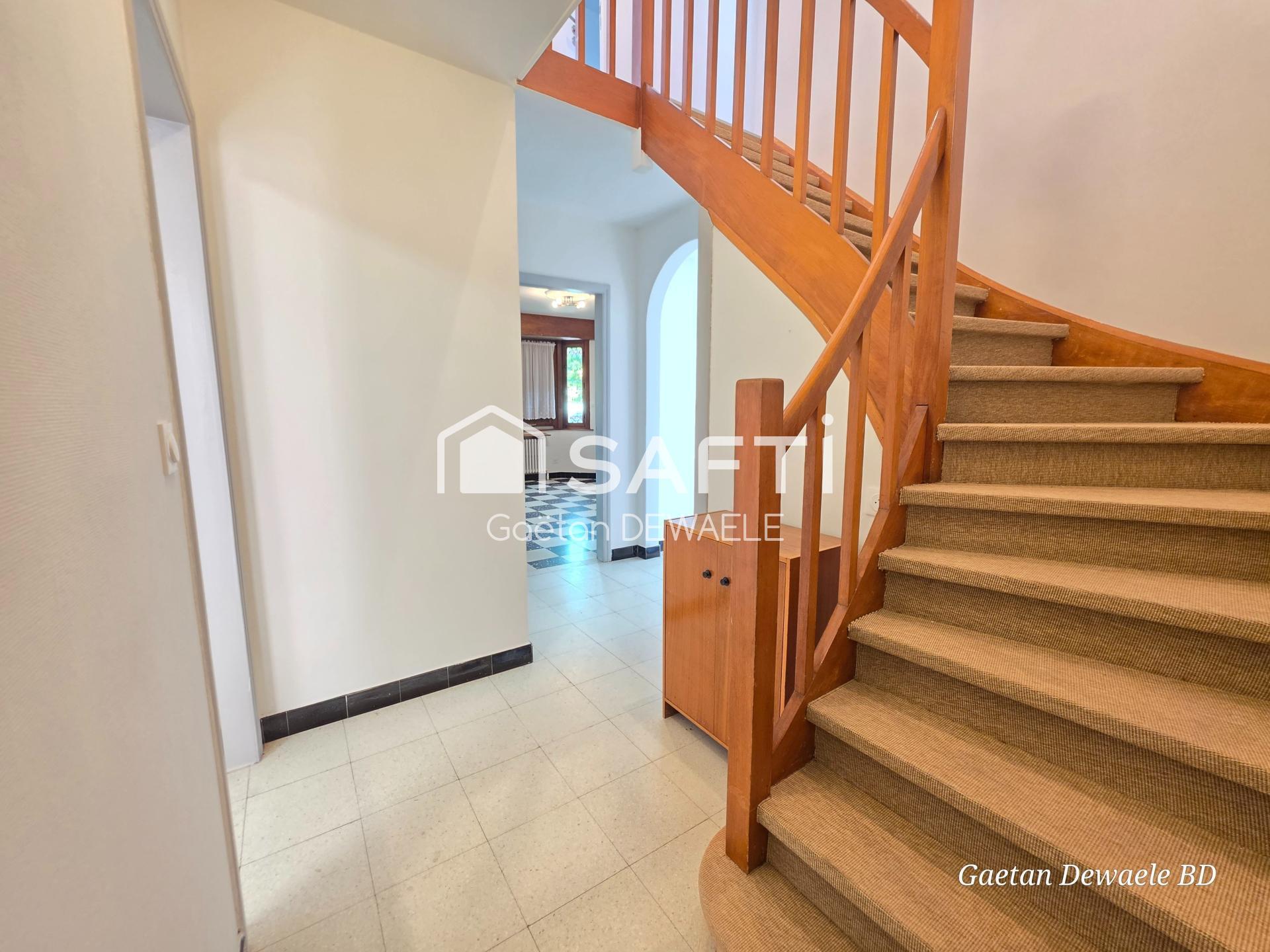 Maison semi plain, 4 chambres, garage et jardin