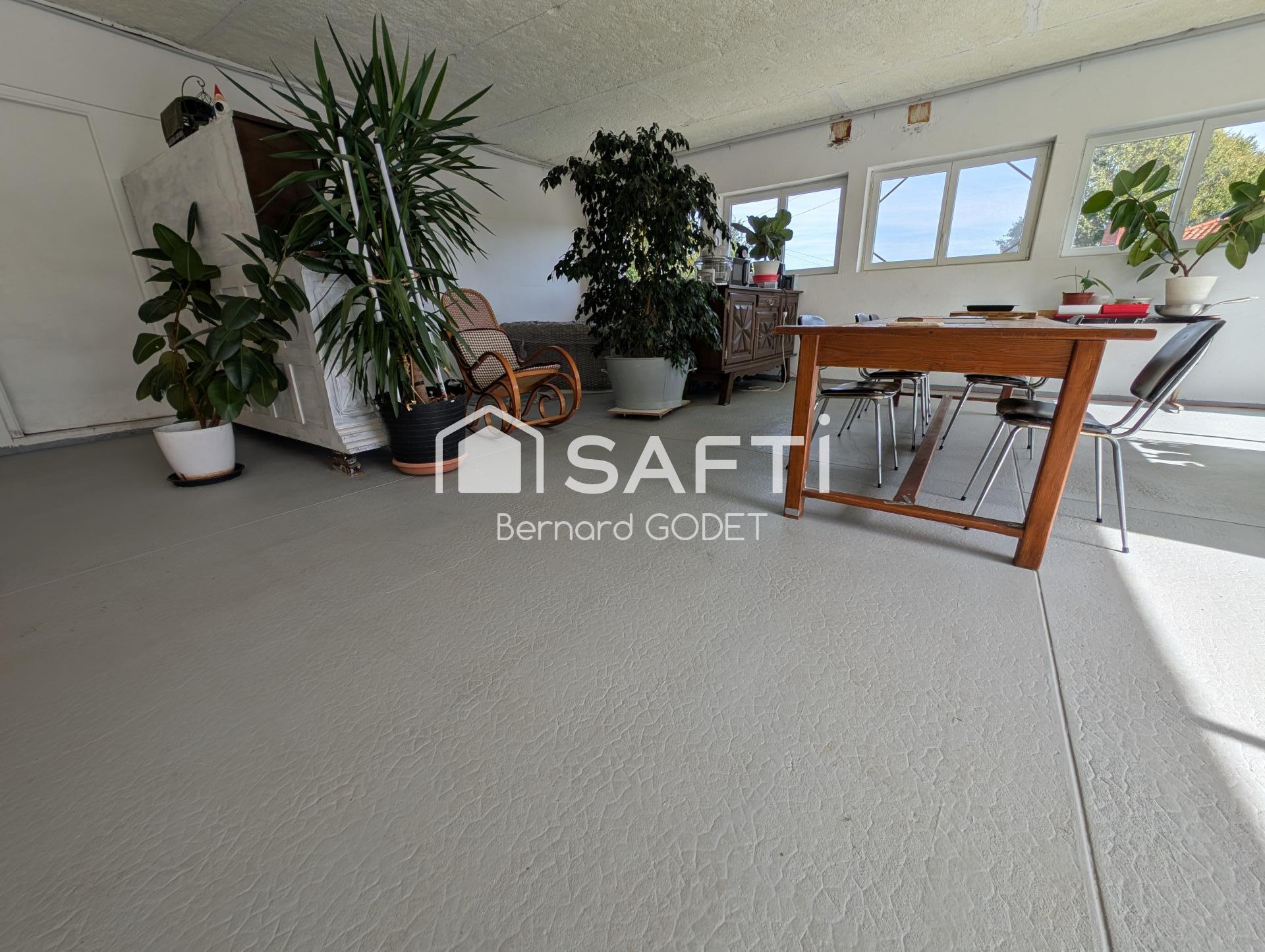 Maison 9 pièces 205 m² · à Genouille · 205 m² · 169 000 €