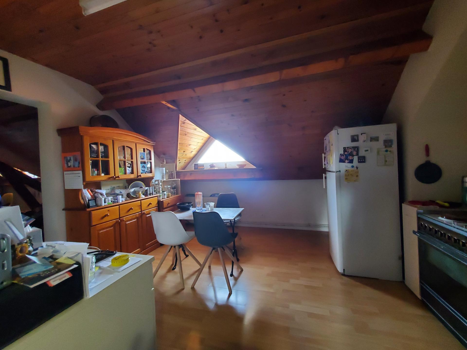 Appartement T3+1 sous combles, 100m2 carrez, à rénover proche de toutes commodités
