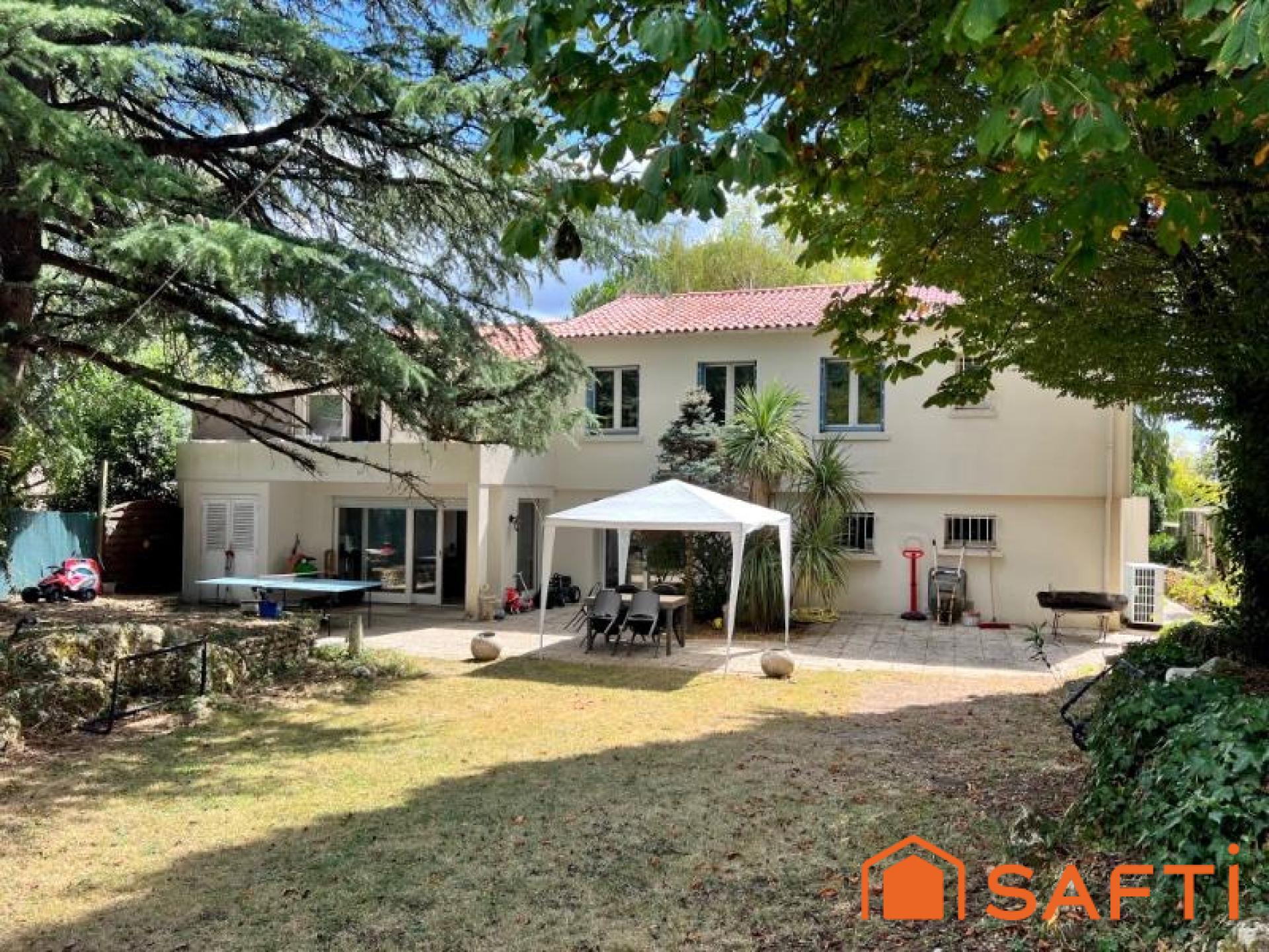Très belle propriété T7 d'environ 252 m2 + studio et garage