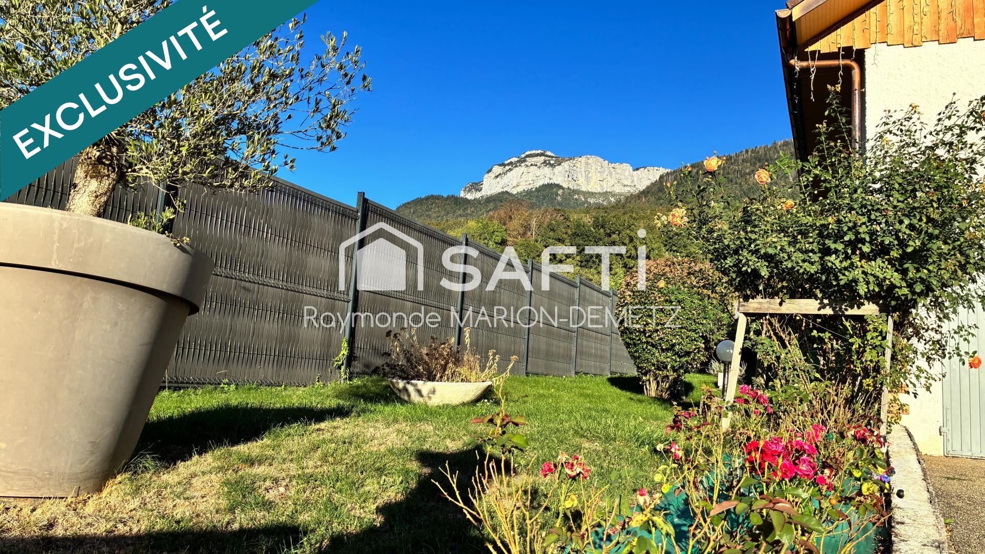 Idéale pour une famille, maison spacieuse et lumineuse, très bien entretenue, dans un environnement calme et verdoyant.