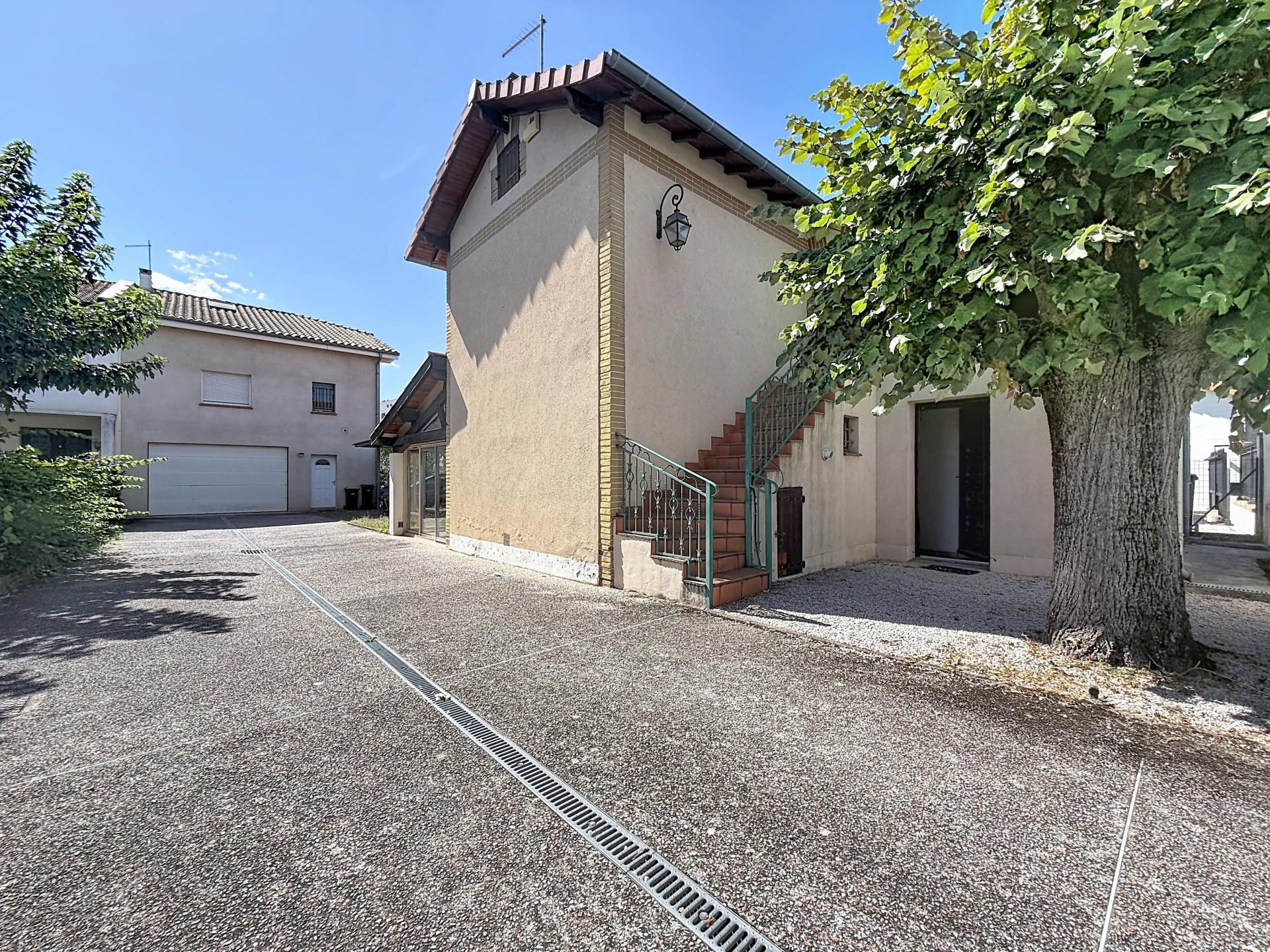Photo 2 of the listing.