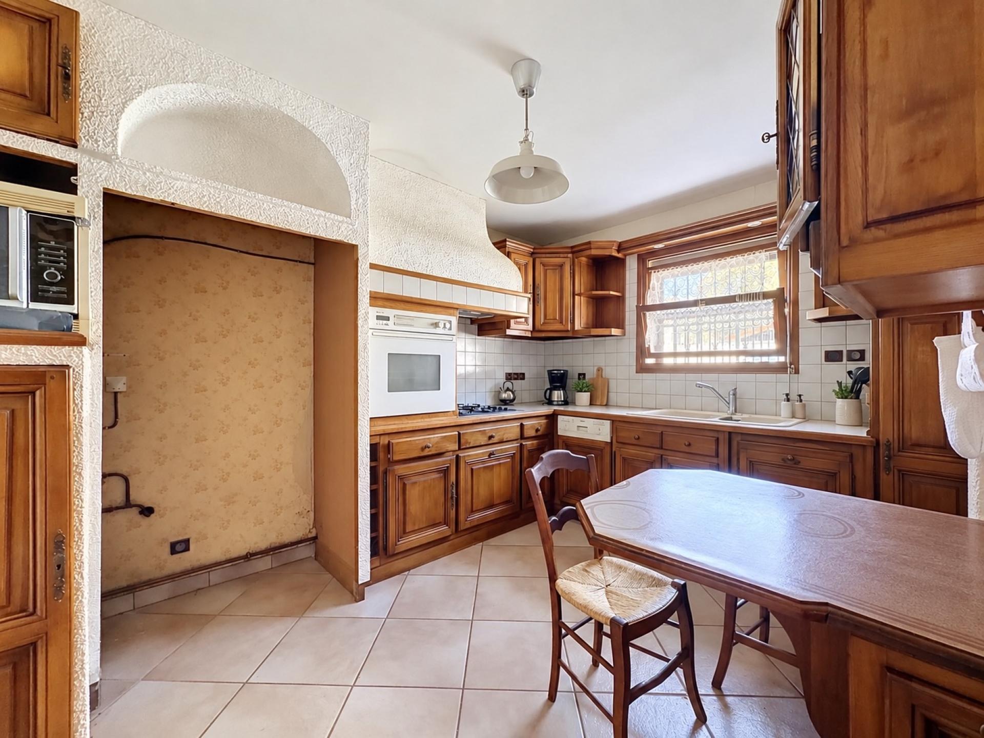 Photo 6 of the listing.