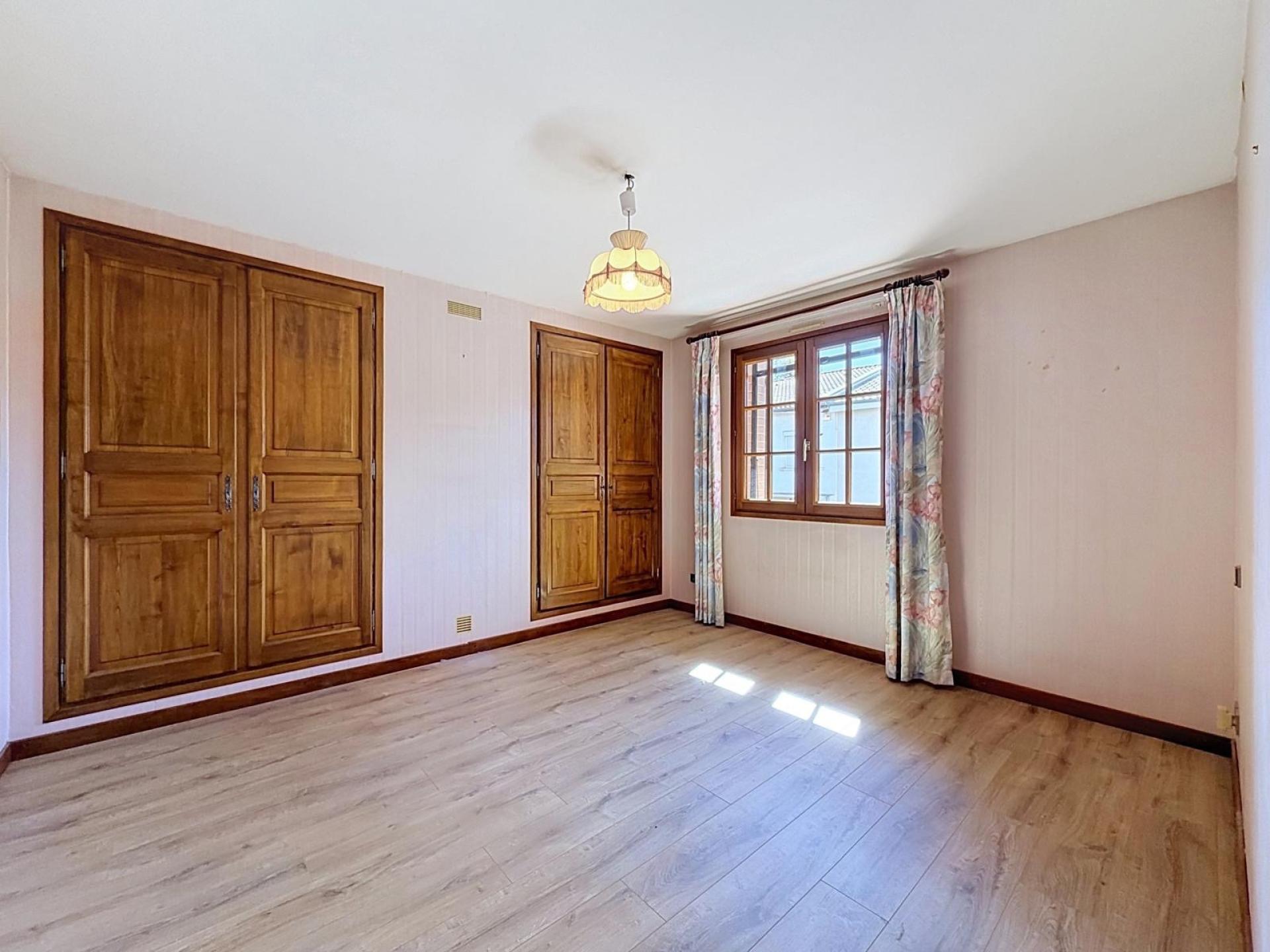 Photo 7 of the listing.