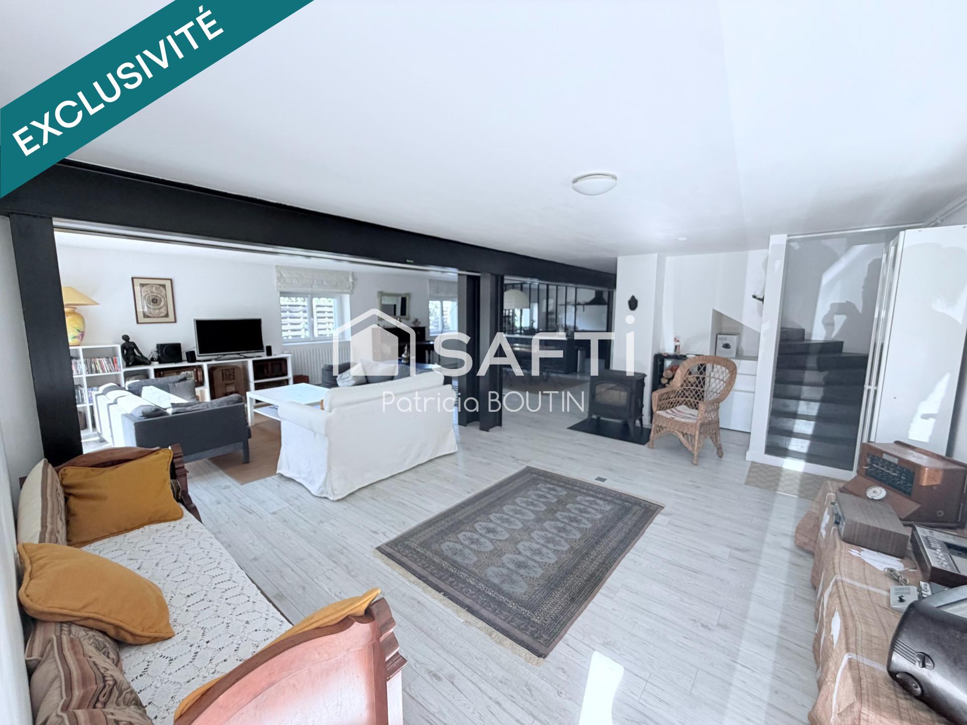 PAVILLON 3 CHAMBRES + APPARTEMENT ET DOUBLE GARAGE ET DEPENDANCES A LEZAY !