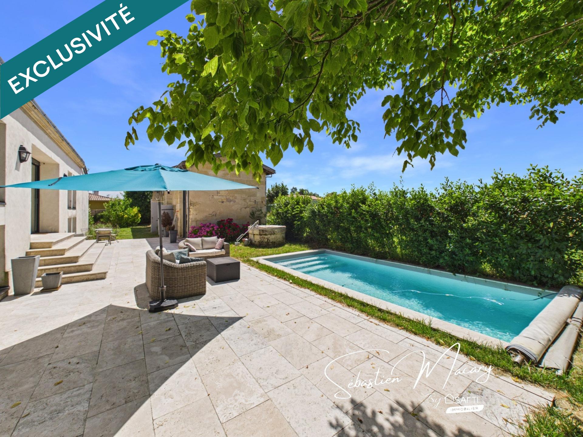 Maison en pierre avec piscine et dépendances