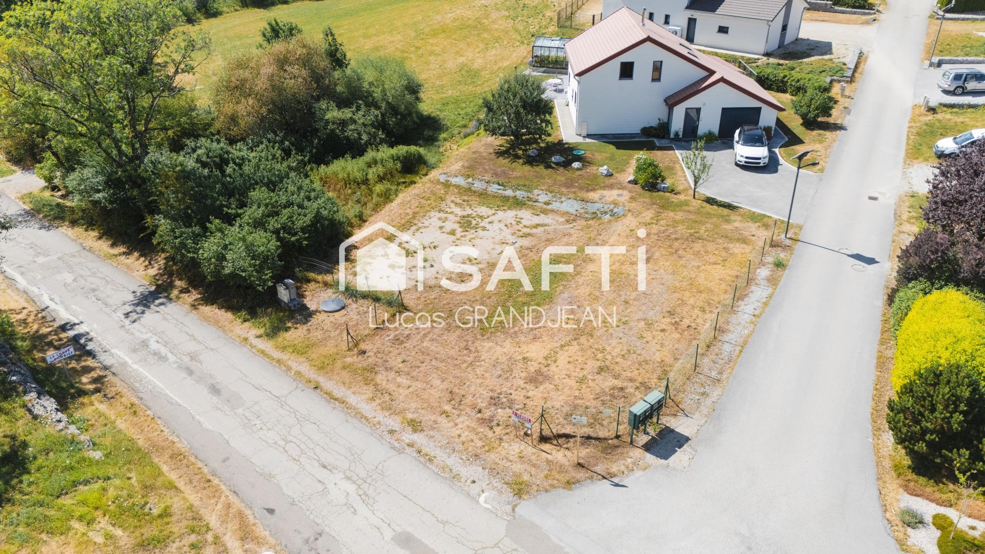 Terrain 100 m² · à La Chaux-du-Dombief · 100 m² · 32 000 €