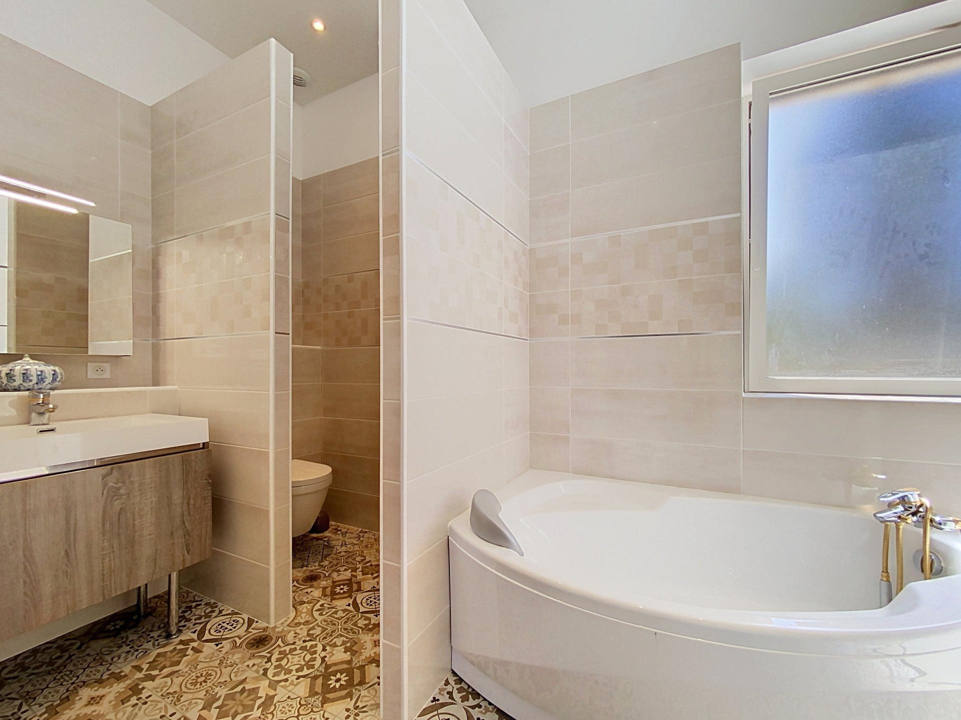 Photo 4 of the listing.