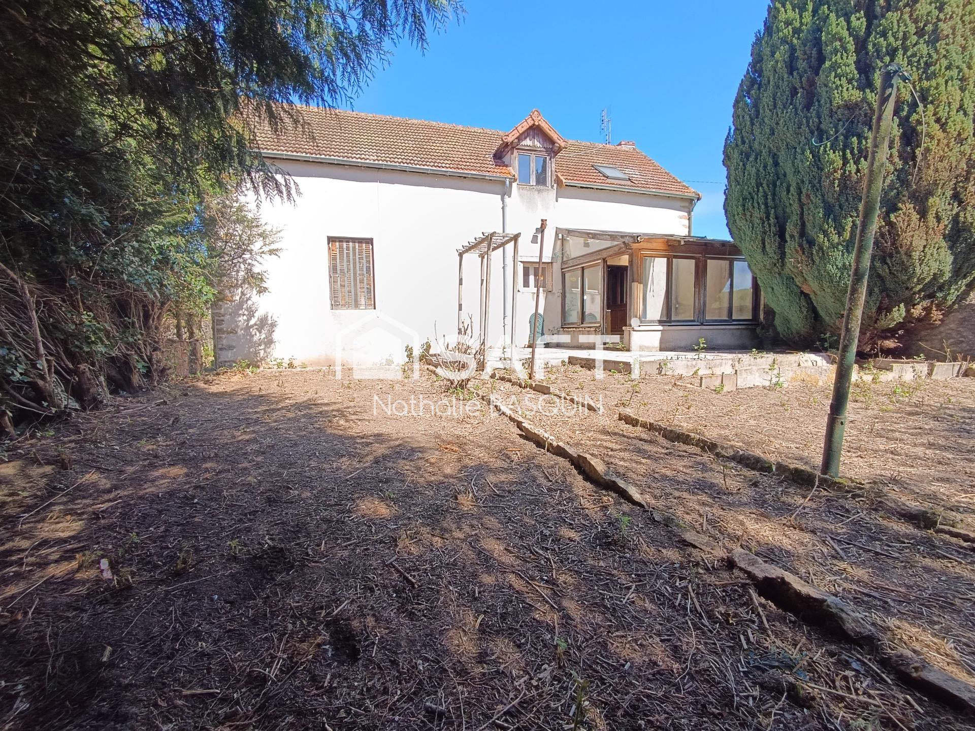 Genouilly, maison en pierre de caractère 101 m2, 3 chambres, jardin , beau potentiel