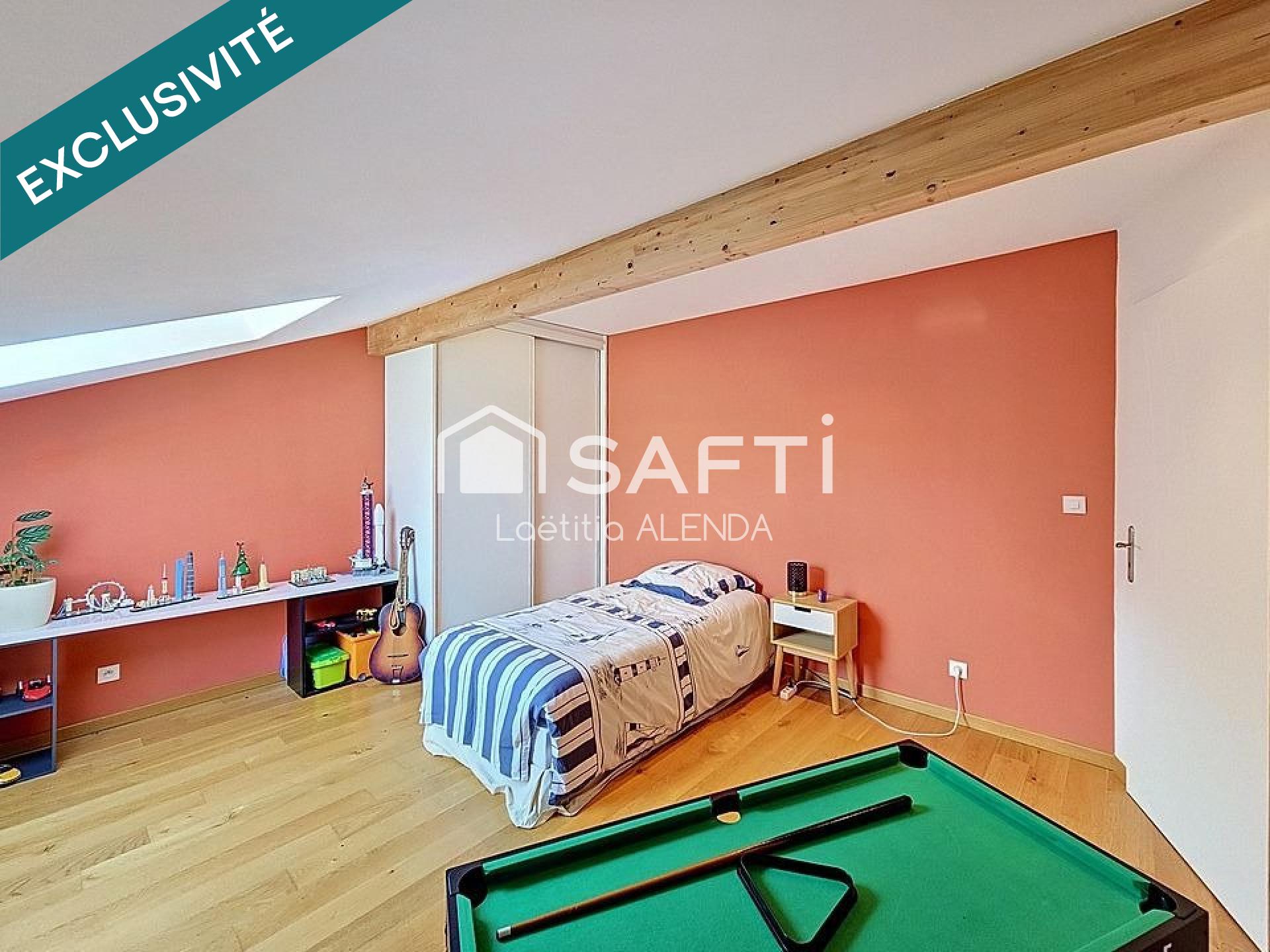 Maison individuelle de 210 m2 avec piscine couverte et chauffée!
