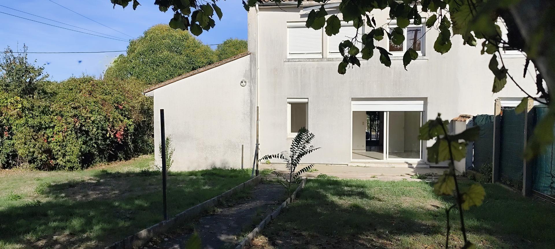 Photo SAFTI — Maison 4 pièces, 80 m² à Saint Jean D'angely