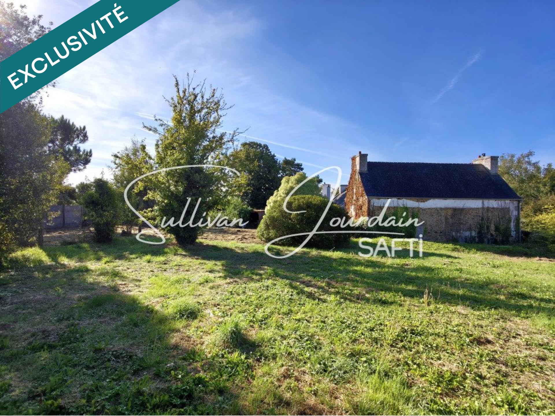 Maison en pierre à rénover sur un grand terrain.