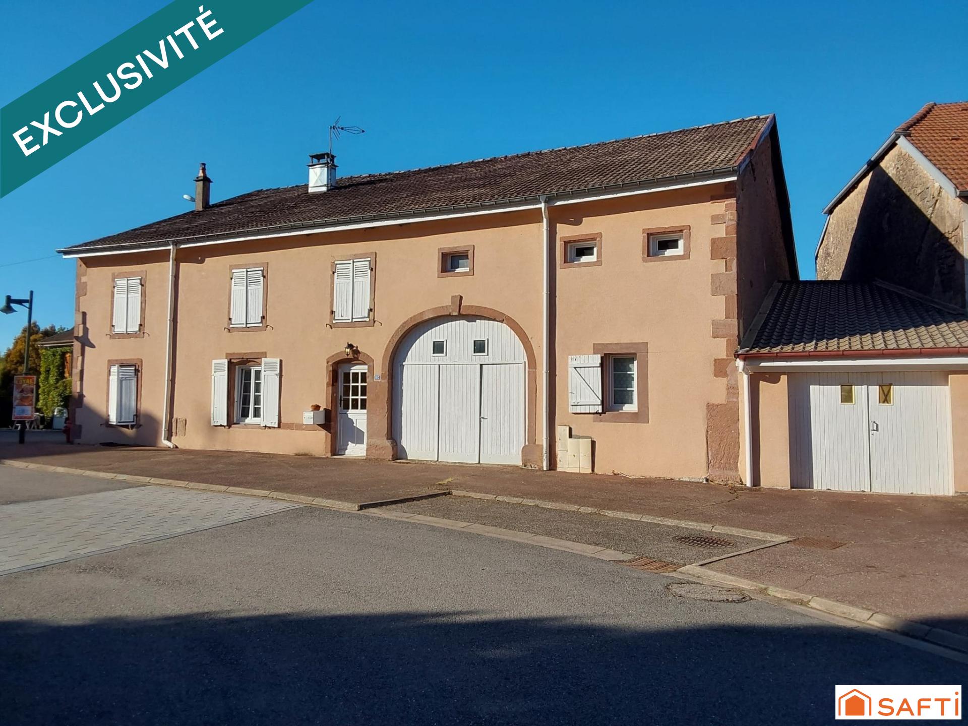 La commune dispose d'un service scolaire ( école primaire ) et périscolaire ( crèche collective et halte-garderie )
