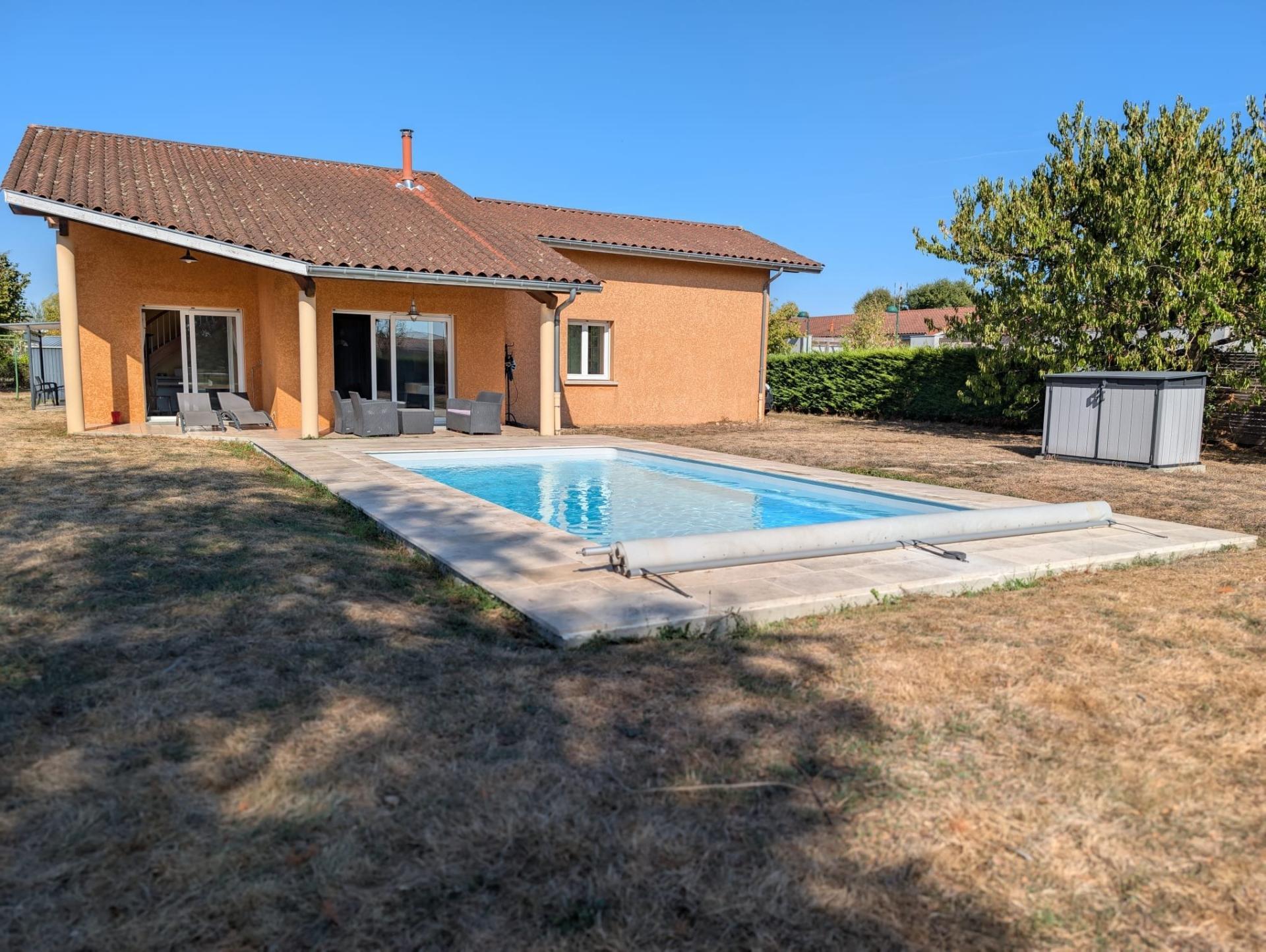 À Vonnas, une maison familiale aux beaux volumes avec piscine et jardin paysagé