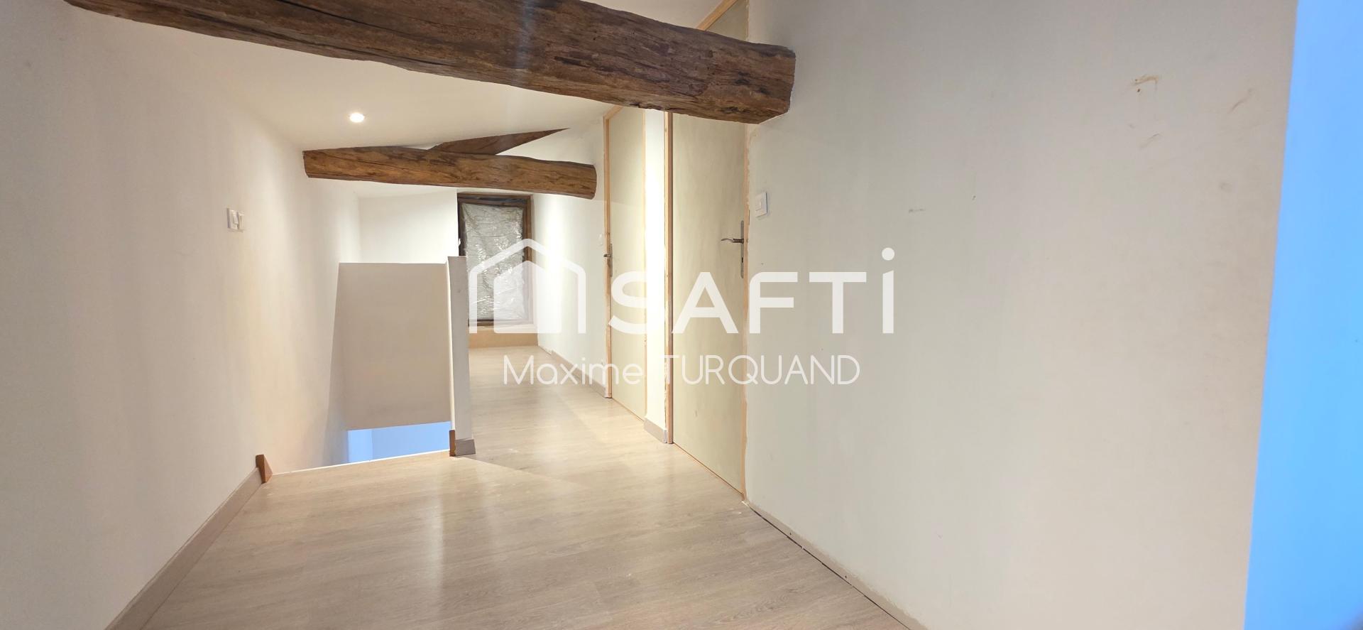 Longère 158m², 3 chambres, 1090m² de terrain avec dépendances.