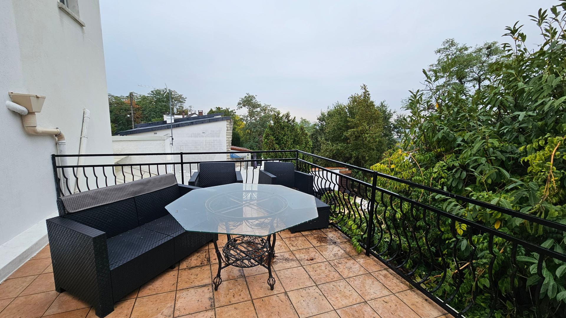 Photo 6 of the listing.