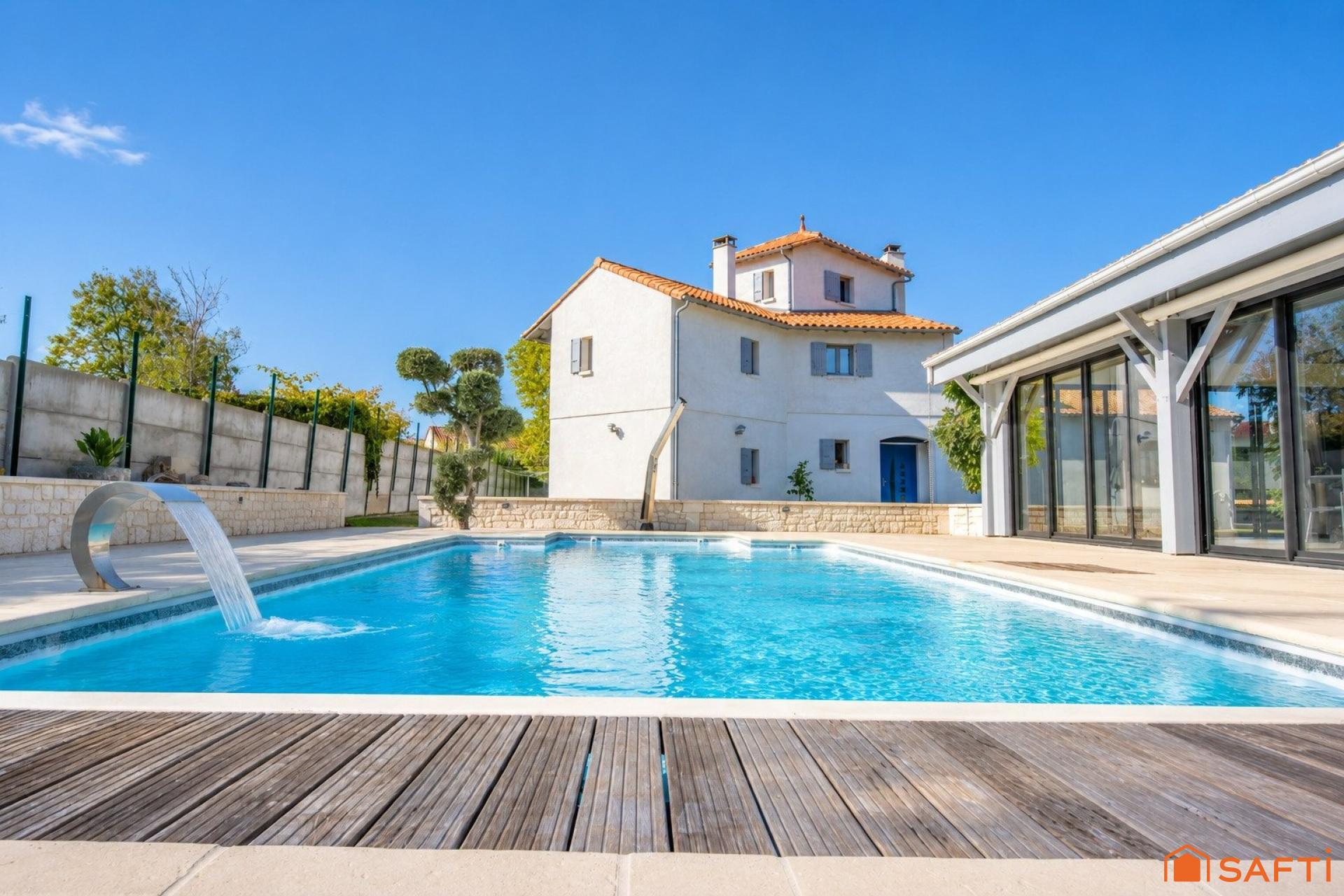 Maison 11 pièces 370 m² · à Chaillevette · 370 m² · 995 000 €