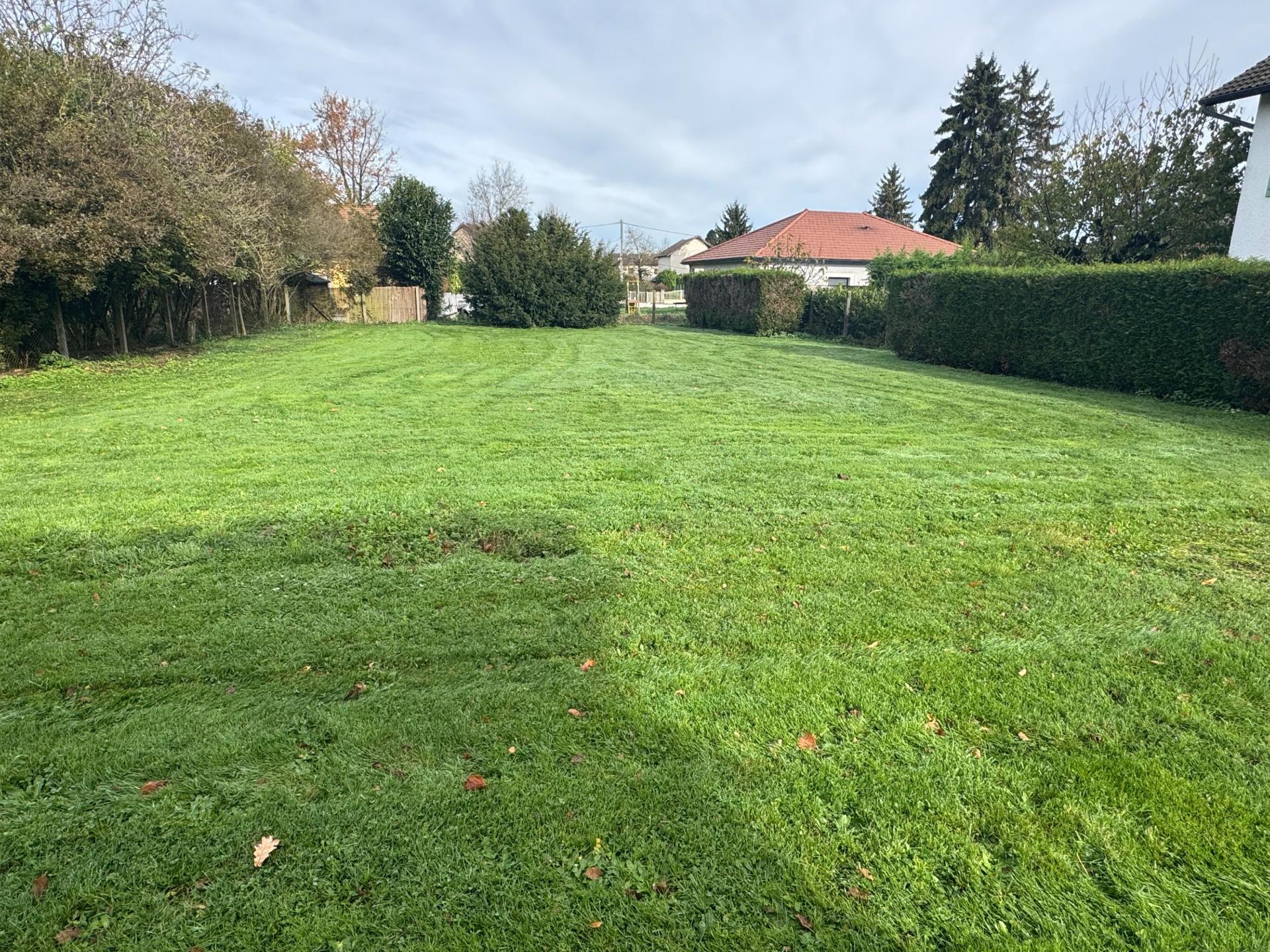 Terrain calme idéalement situé. · à Les Abrets en Dauphiné · 55 000 €