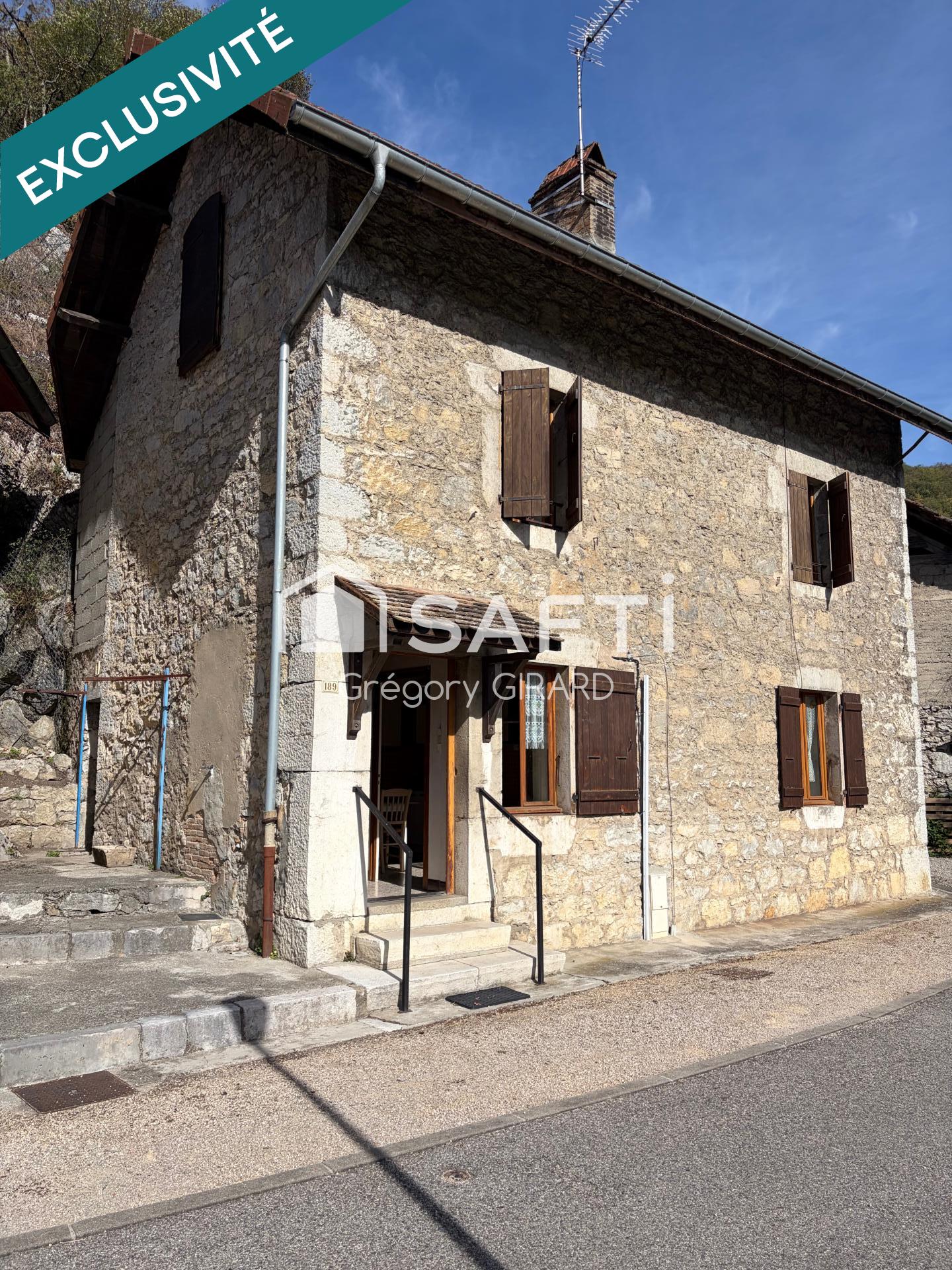 Joli maison de village en pierre avec terrain plat et garage en annexe