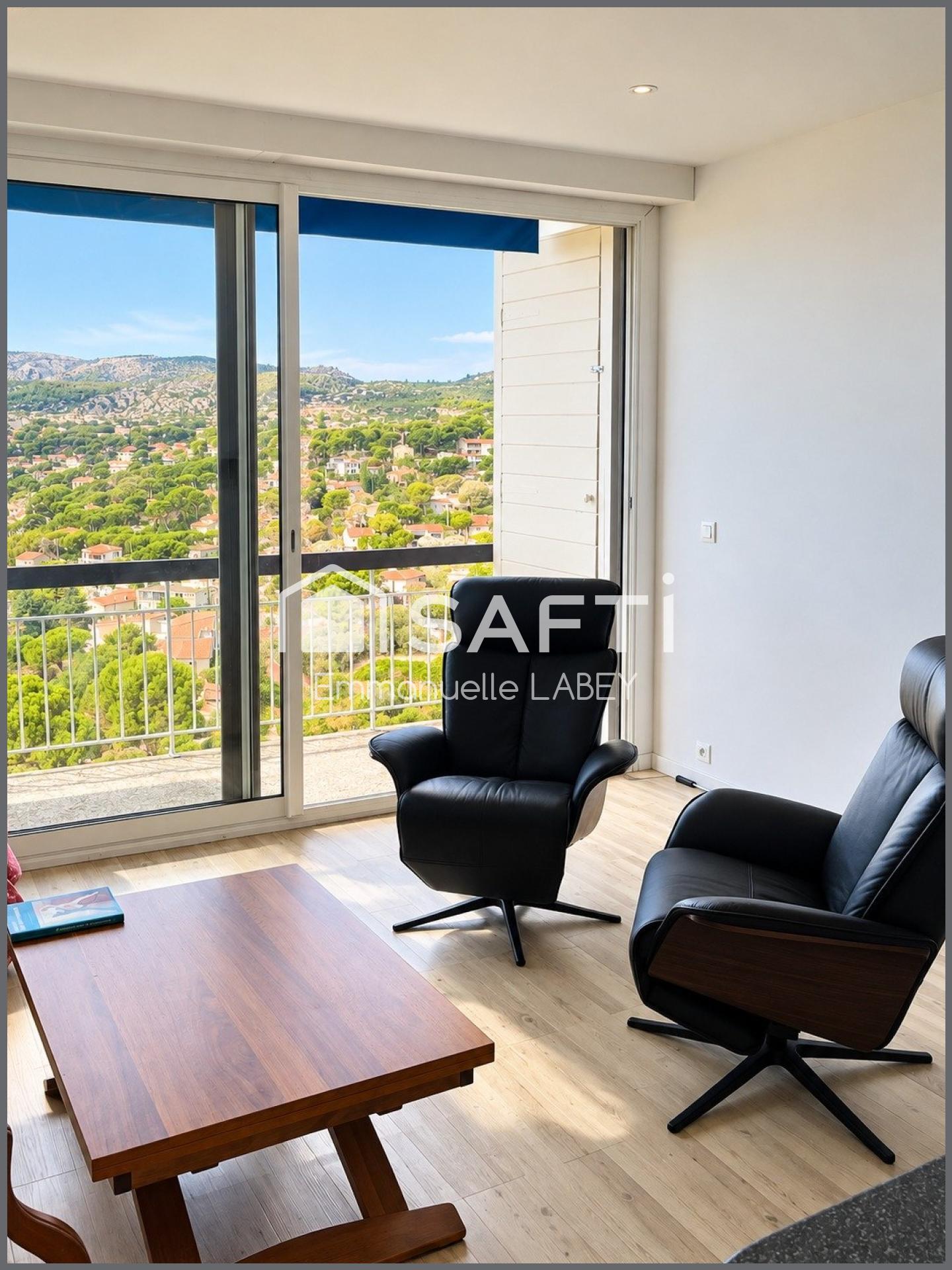 Un appartement lumineux avec vue panoramique sur la mer