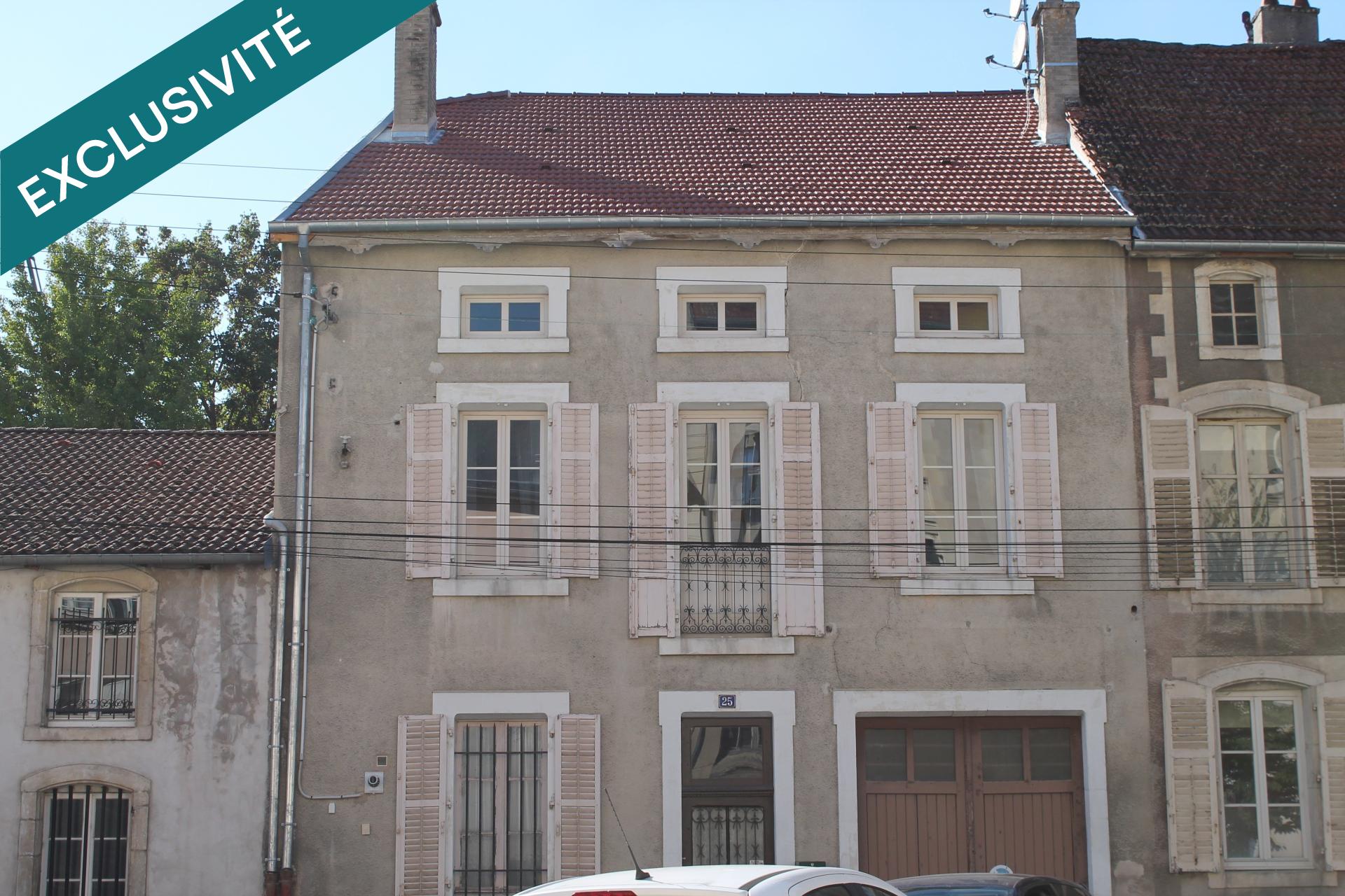 Maison de centre ville avec une petite cour