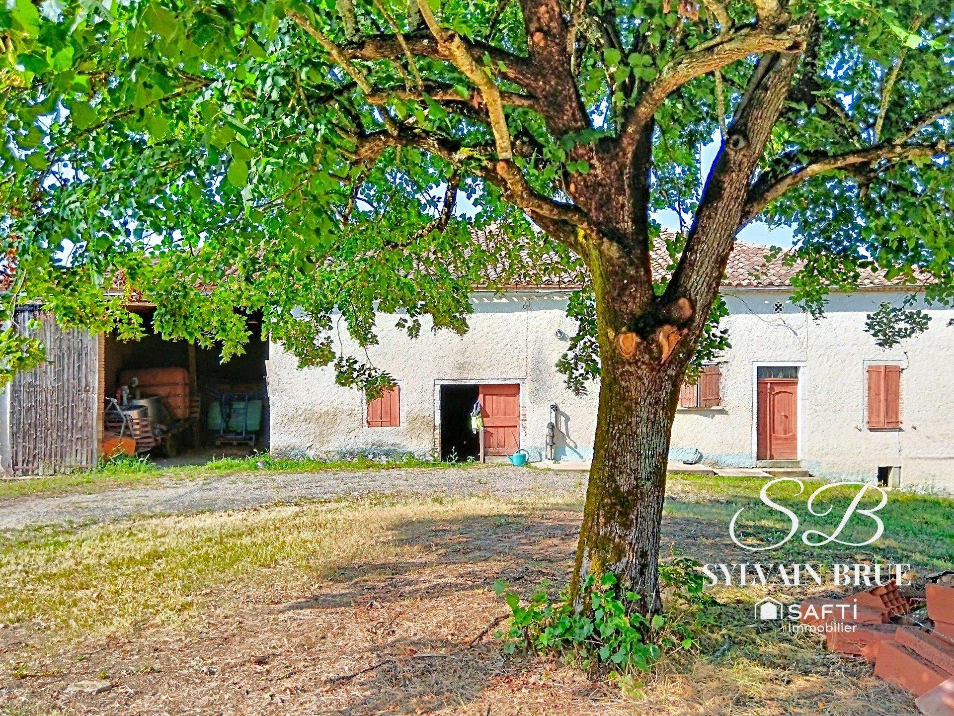 Corps de ferme à restaurer sur 2650m² de terrain