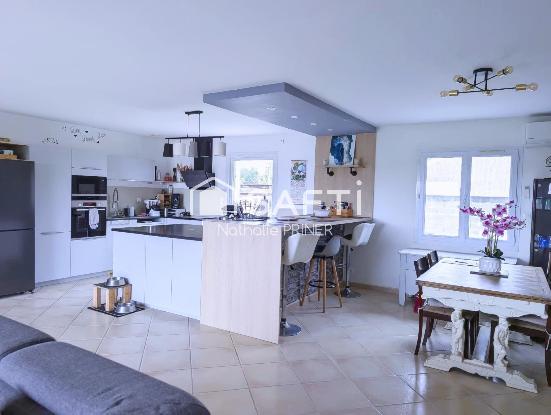 Spacieuse maison de 205 m² avec grand garage.