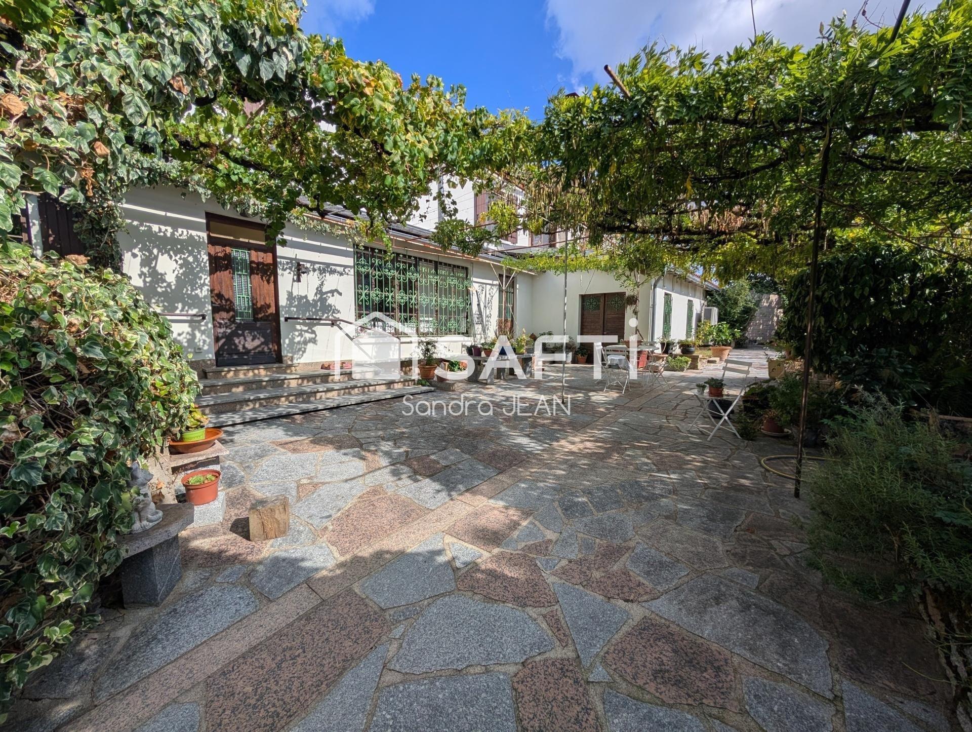 Maison 9 pièces 286 m² · à Montirat · 286 m² · 449 000 €
