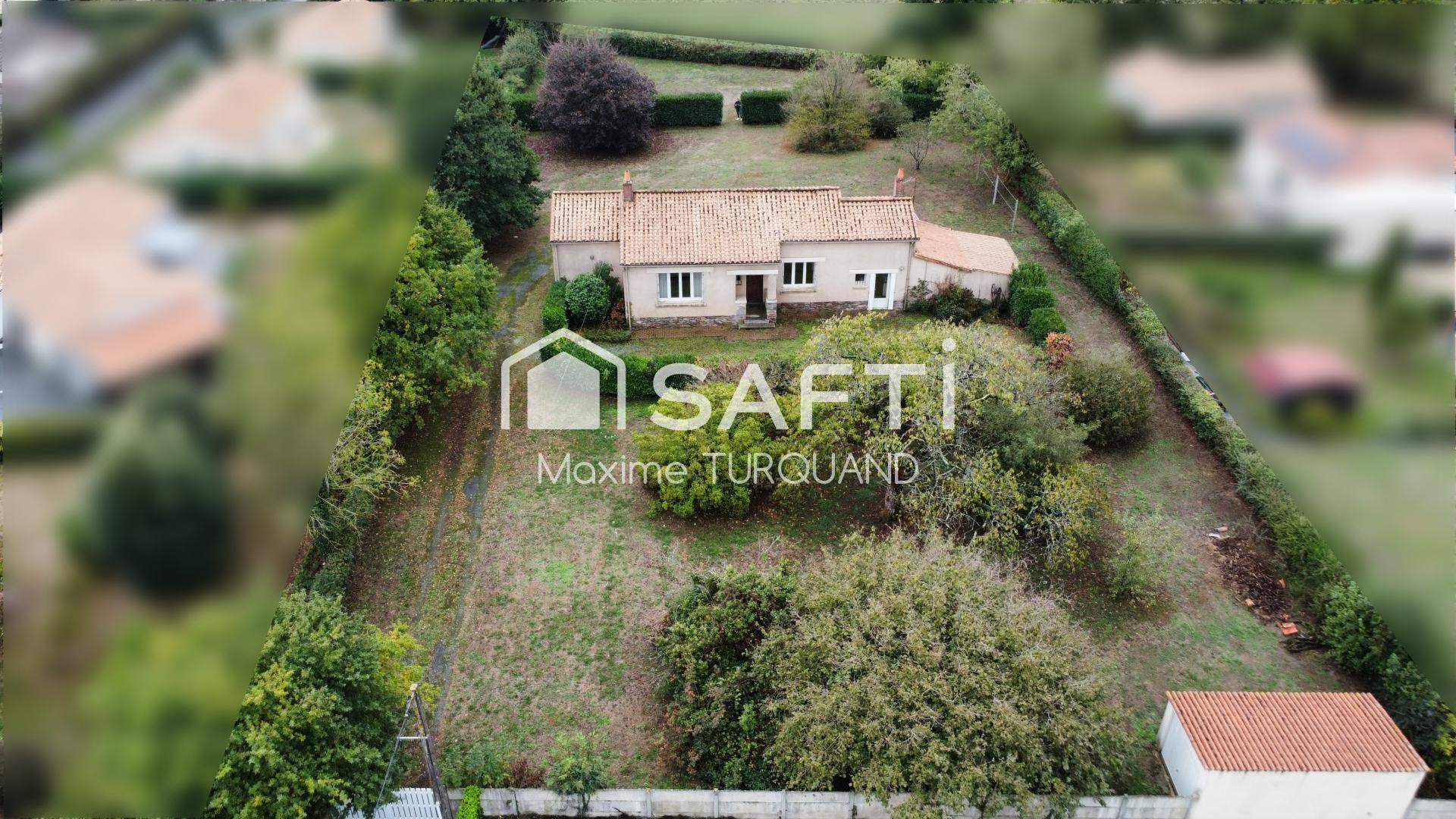 Maison plain-pied 80m², 2 chambres, 3800m² de terrain.