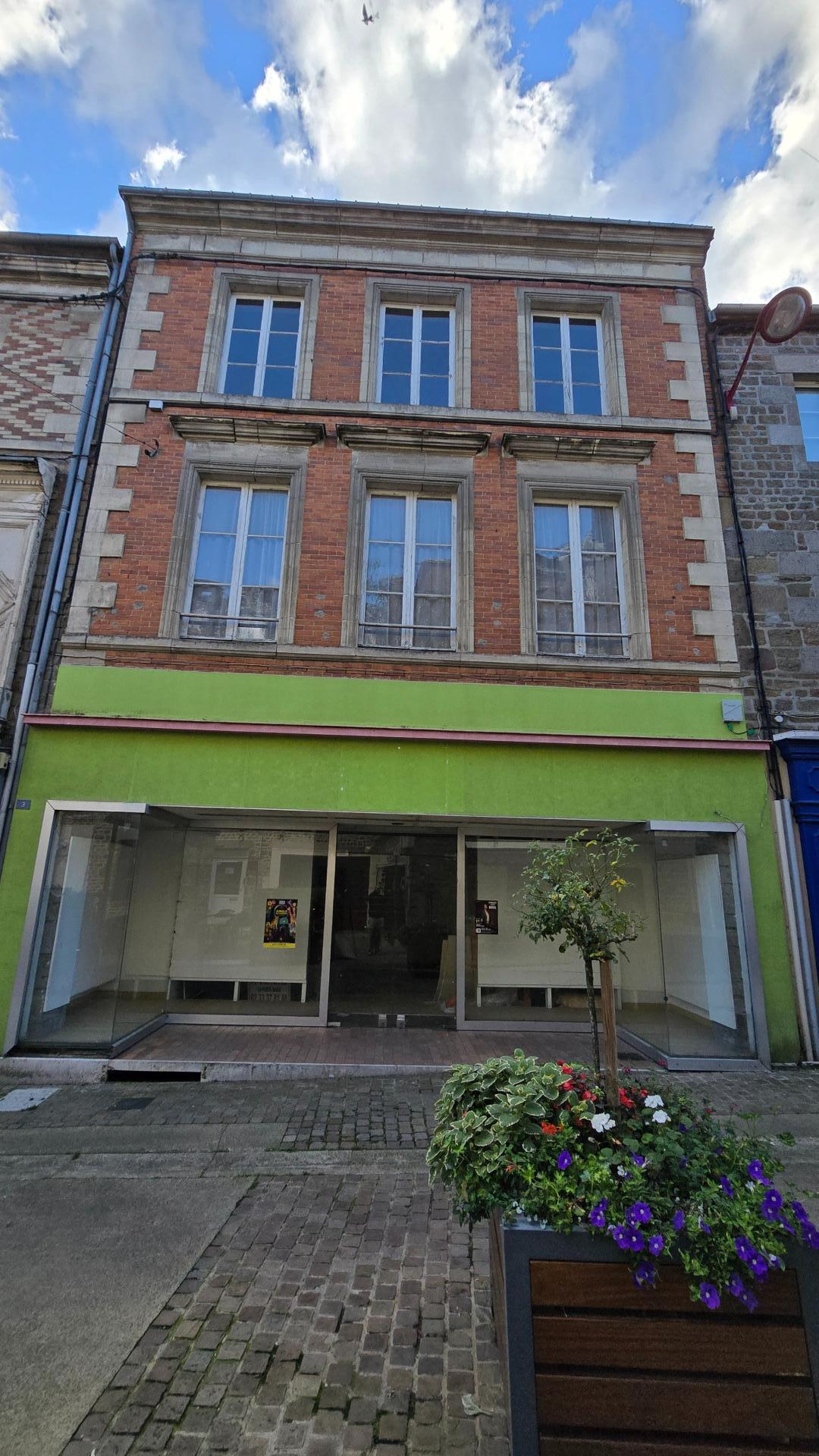 Immeuble 270 m² · à La Ferté Macé · 270 m² · 91 500 €