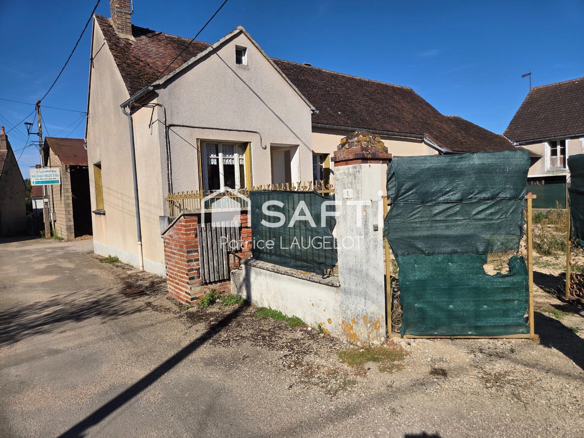Maison 2 chambres avec garage et beau potentiel