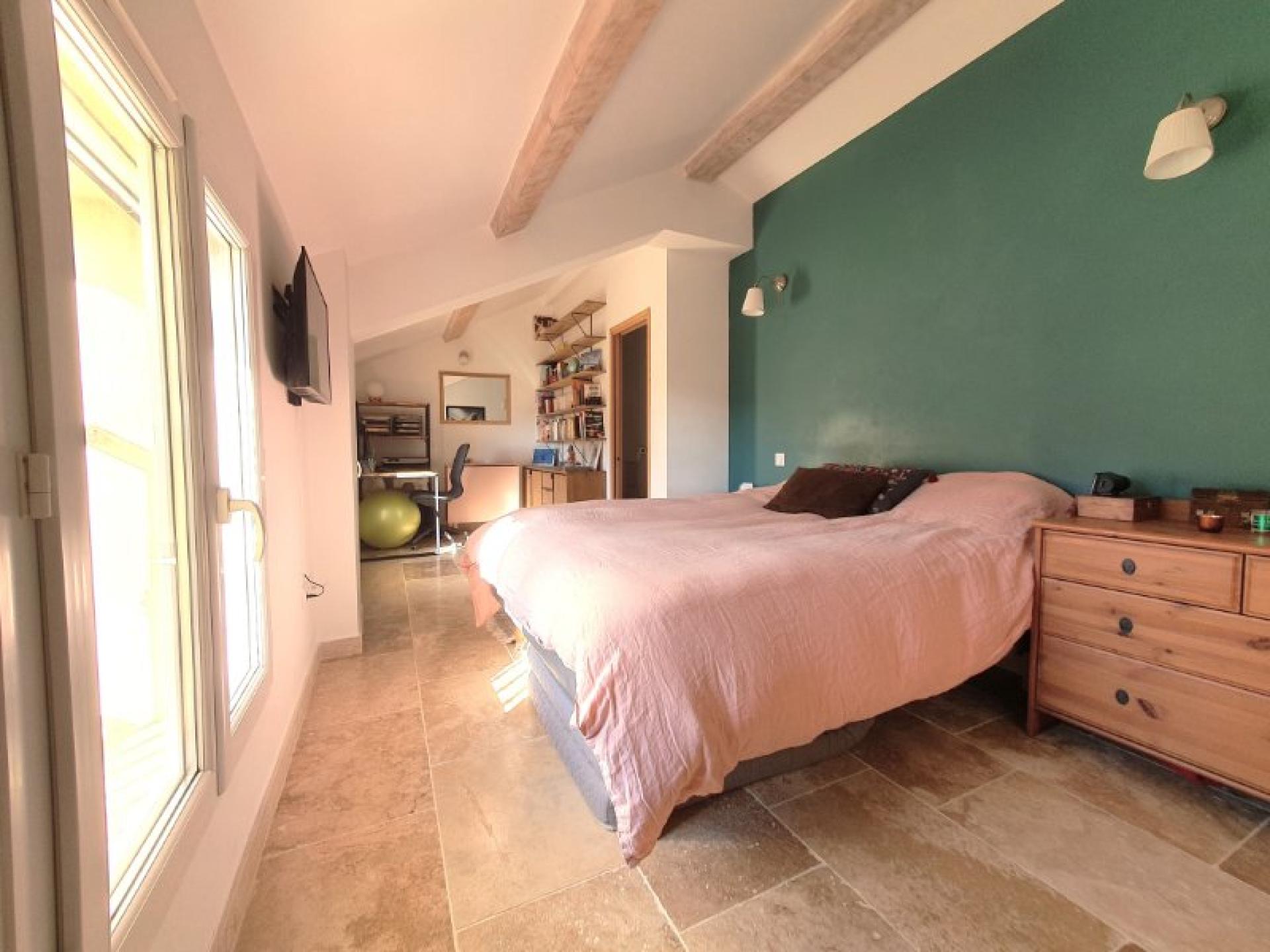 Photo 5 of the listing.