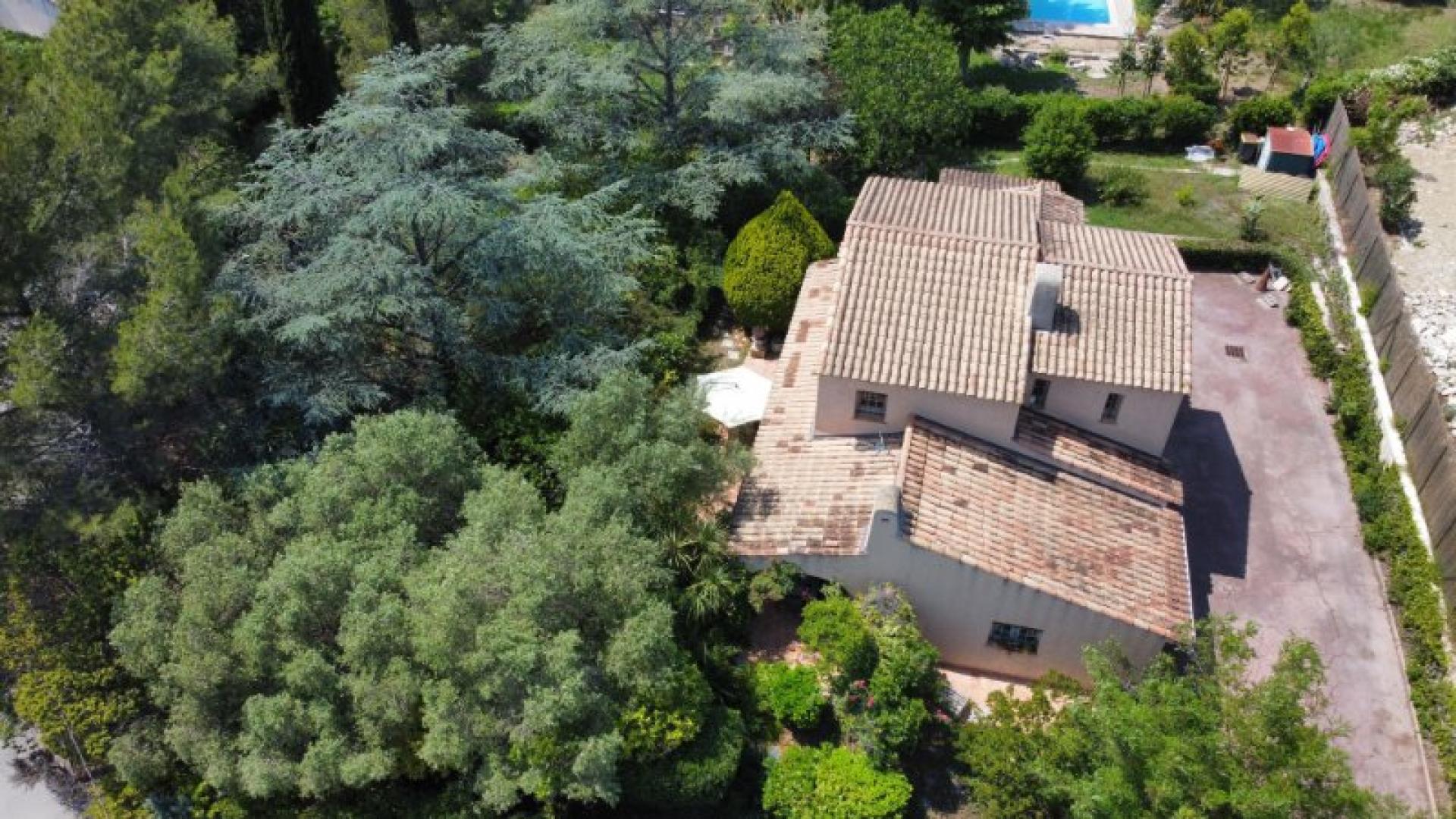 Photo 11 of the listing.