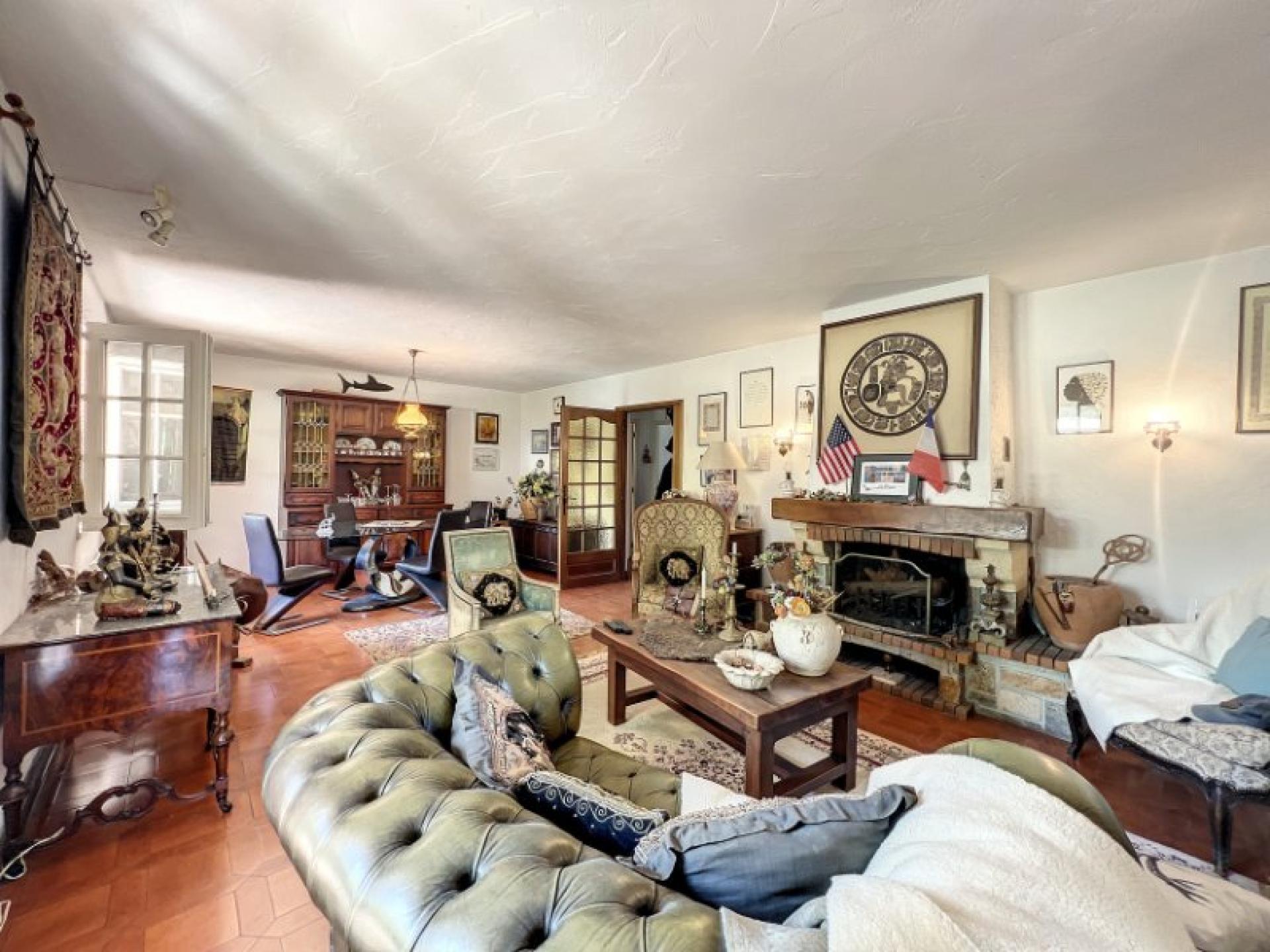 Photo 2 of the listing.