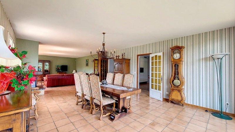 Photo 7 of the listing.