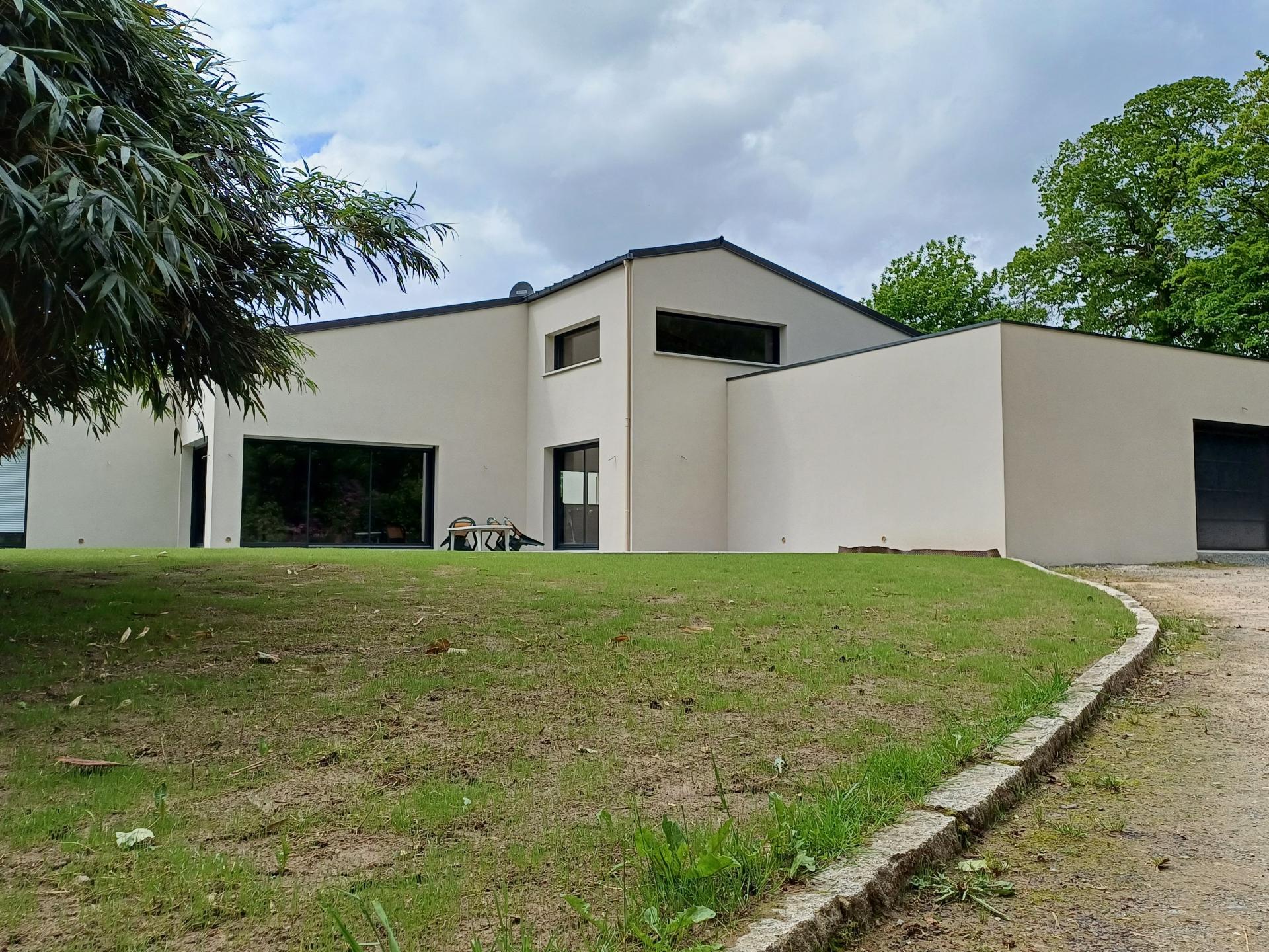 Photo 2 of the listing.