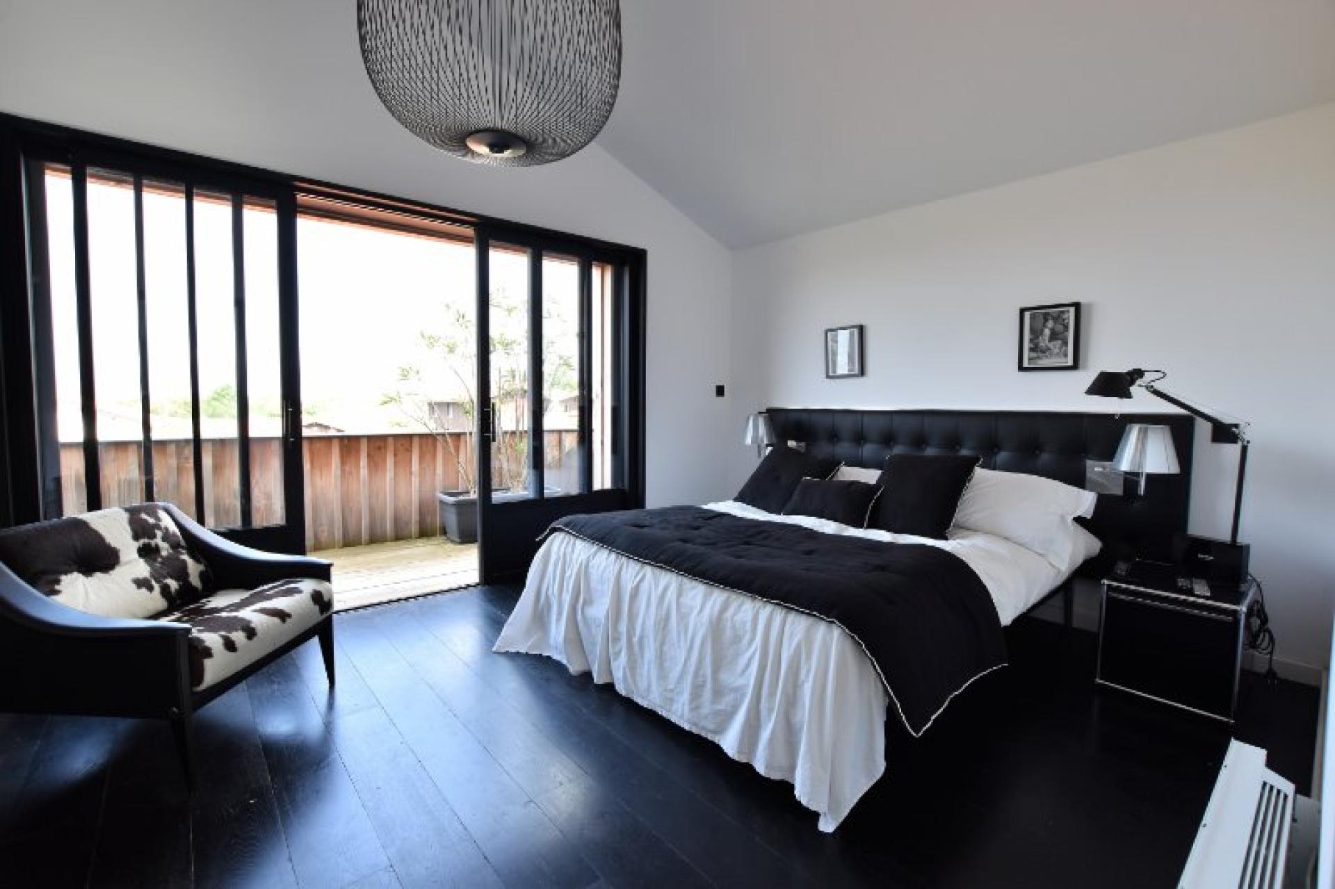 Photo 6 of the listing.