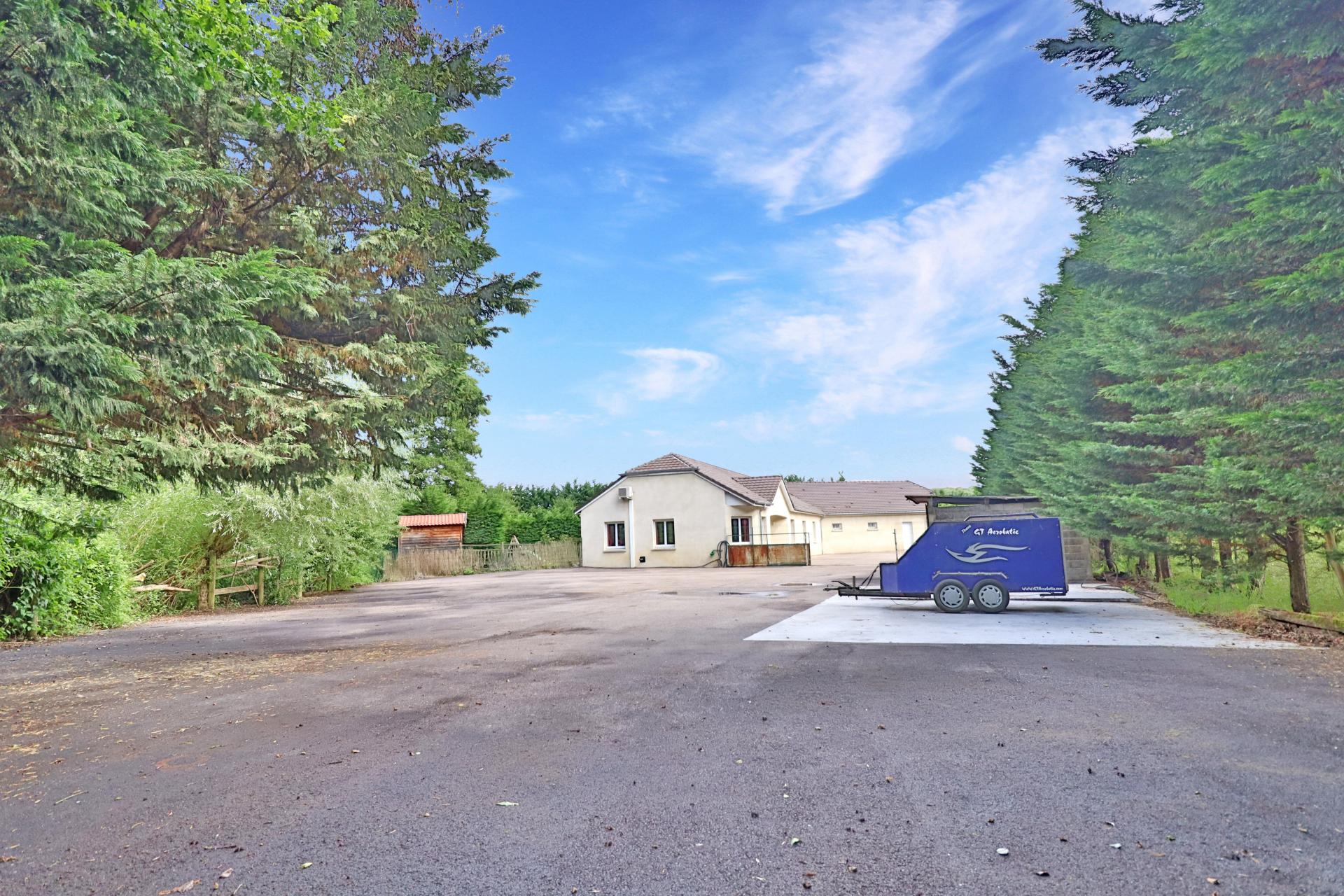 Photo 2 of the listing.