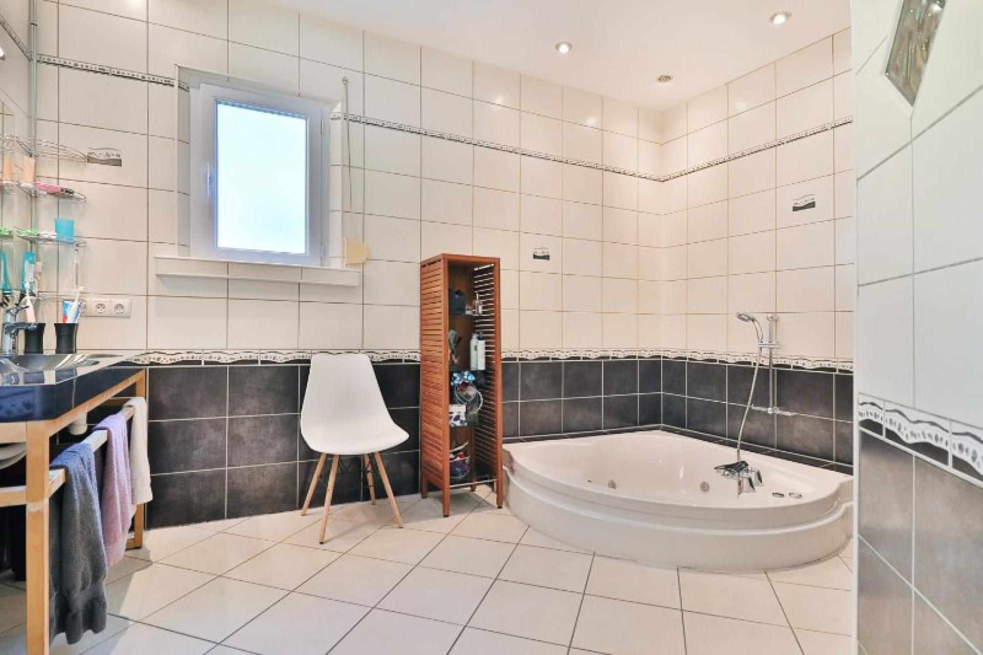 Photo 11 of the listing.