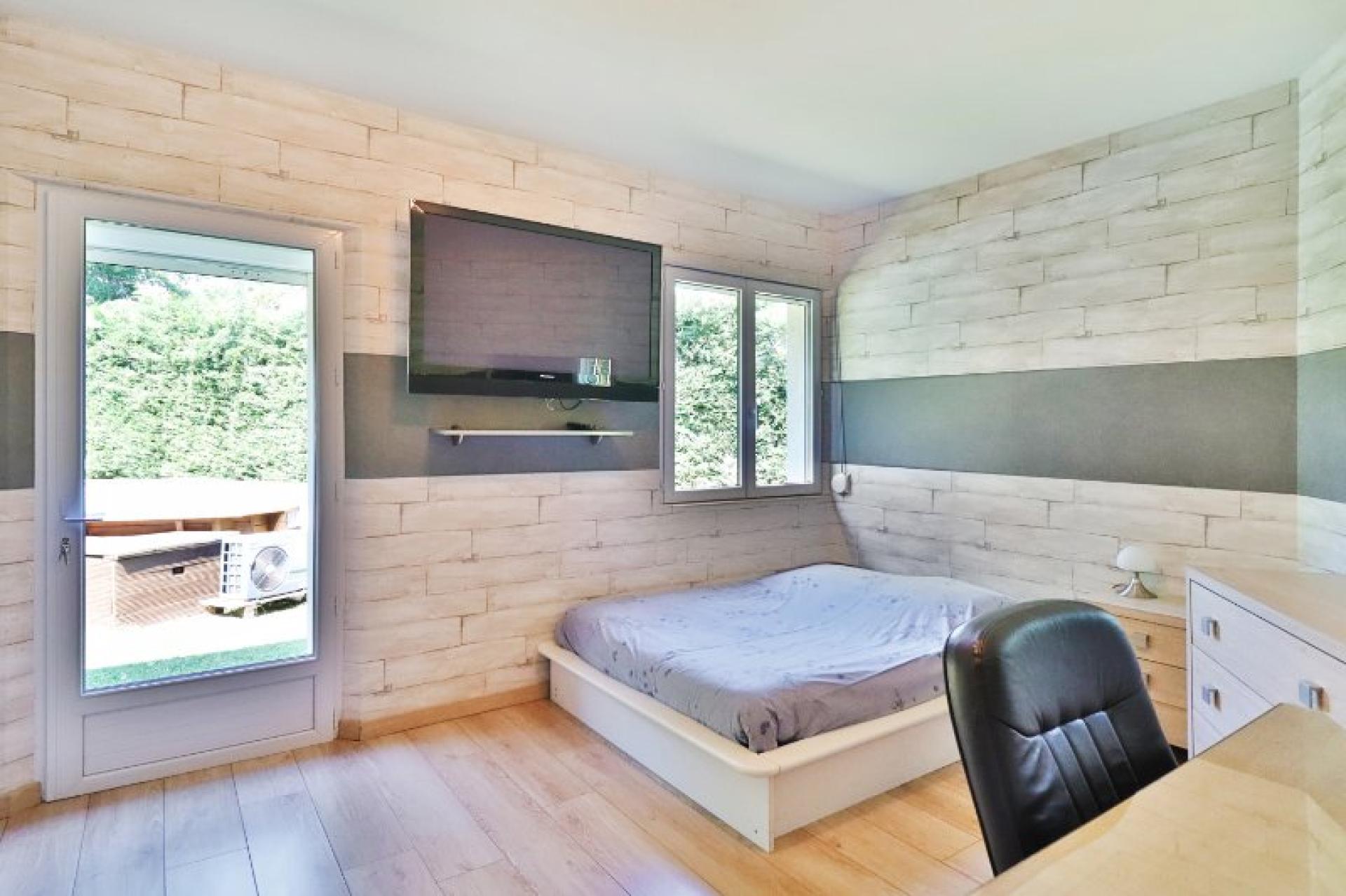 Photo 12 of the listing.