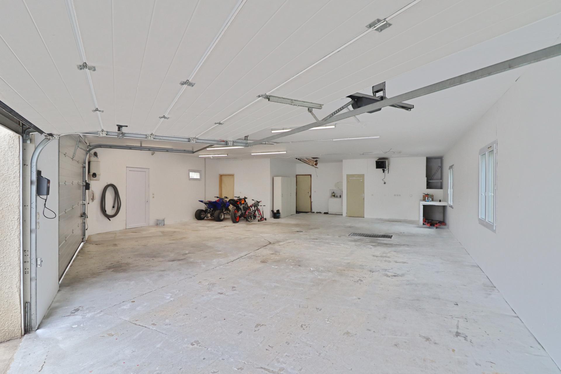 Photo 4 of the listing.